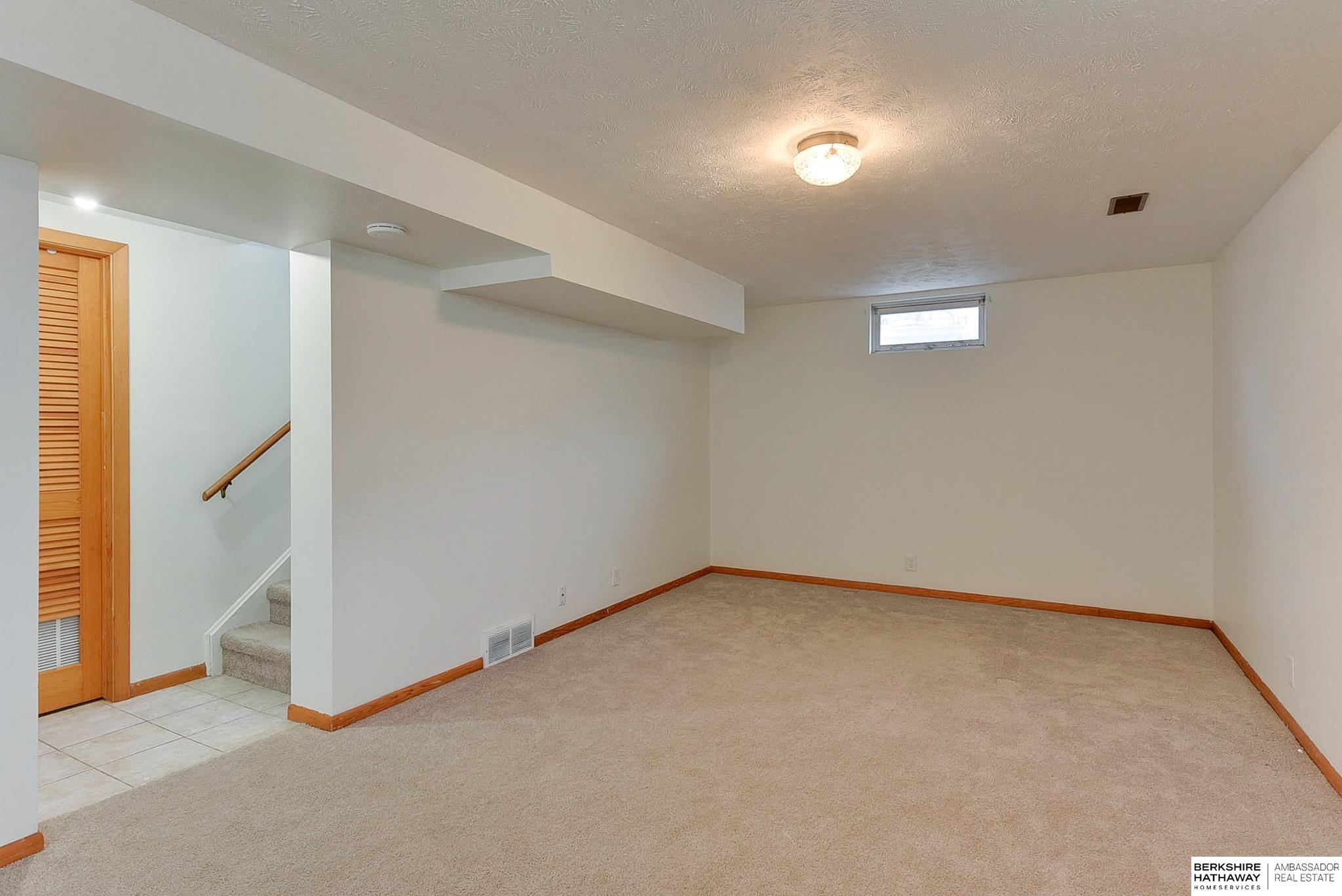 Omaha, Nebraska 68106, United States, 3 Bedrooms Bedrooms, ,3 BathroomsBathrooms,Residential,Pending,93419