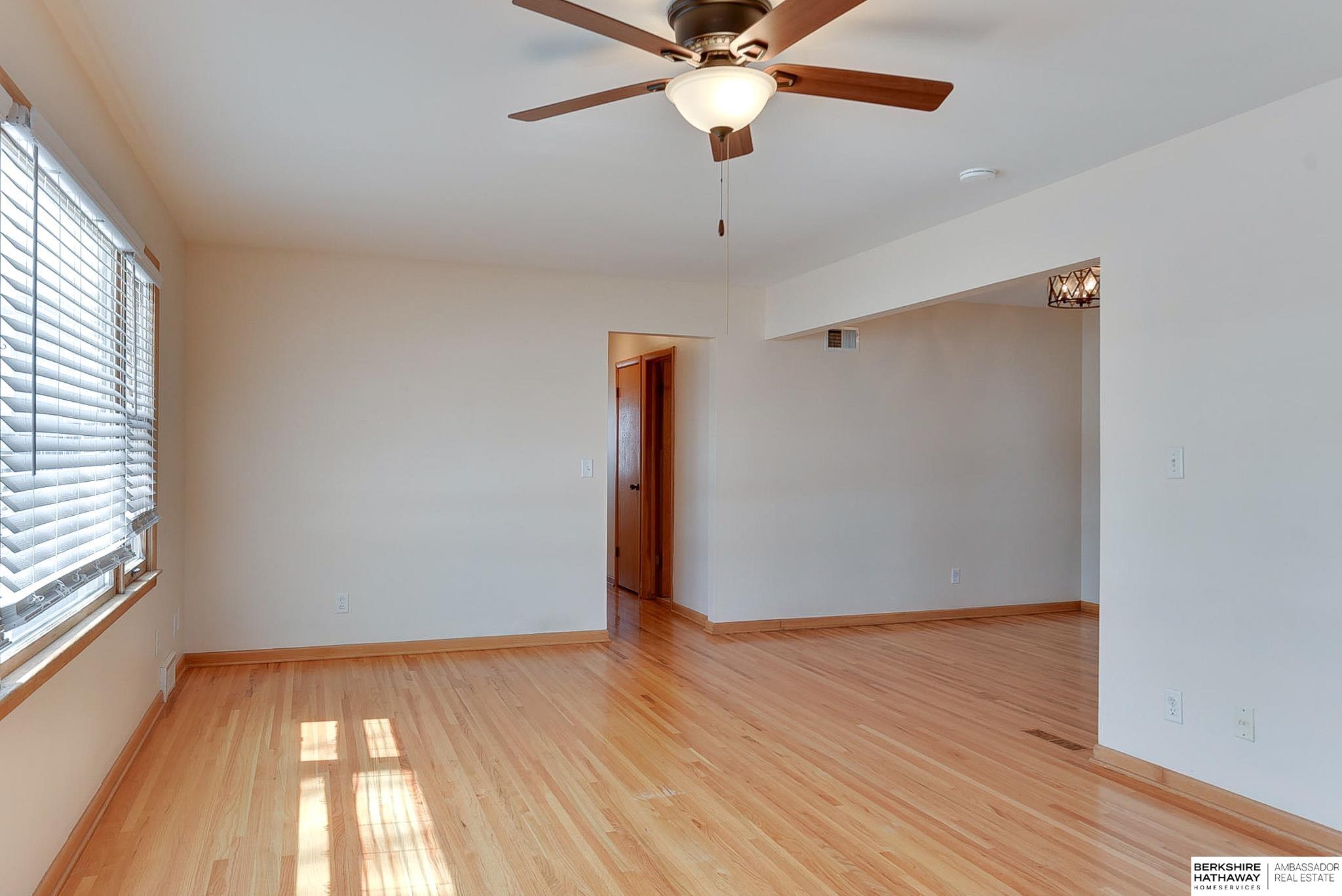 Omaha, Nebraska 68106, United States, 3 Bedrooms Bedrooms, ,3 BathroomsBathrooms,Residential,Pending,93419