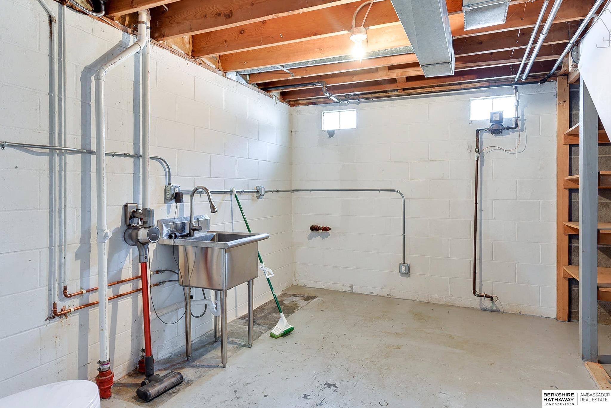 Omaha, Nebraska 68106, United States, 3 Bedrooms Bedrooms, ,3 BathroomsBathrooms,Residential,Pending,93419