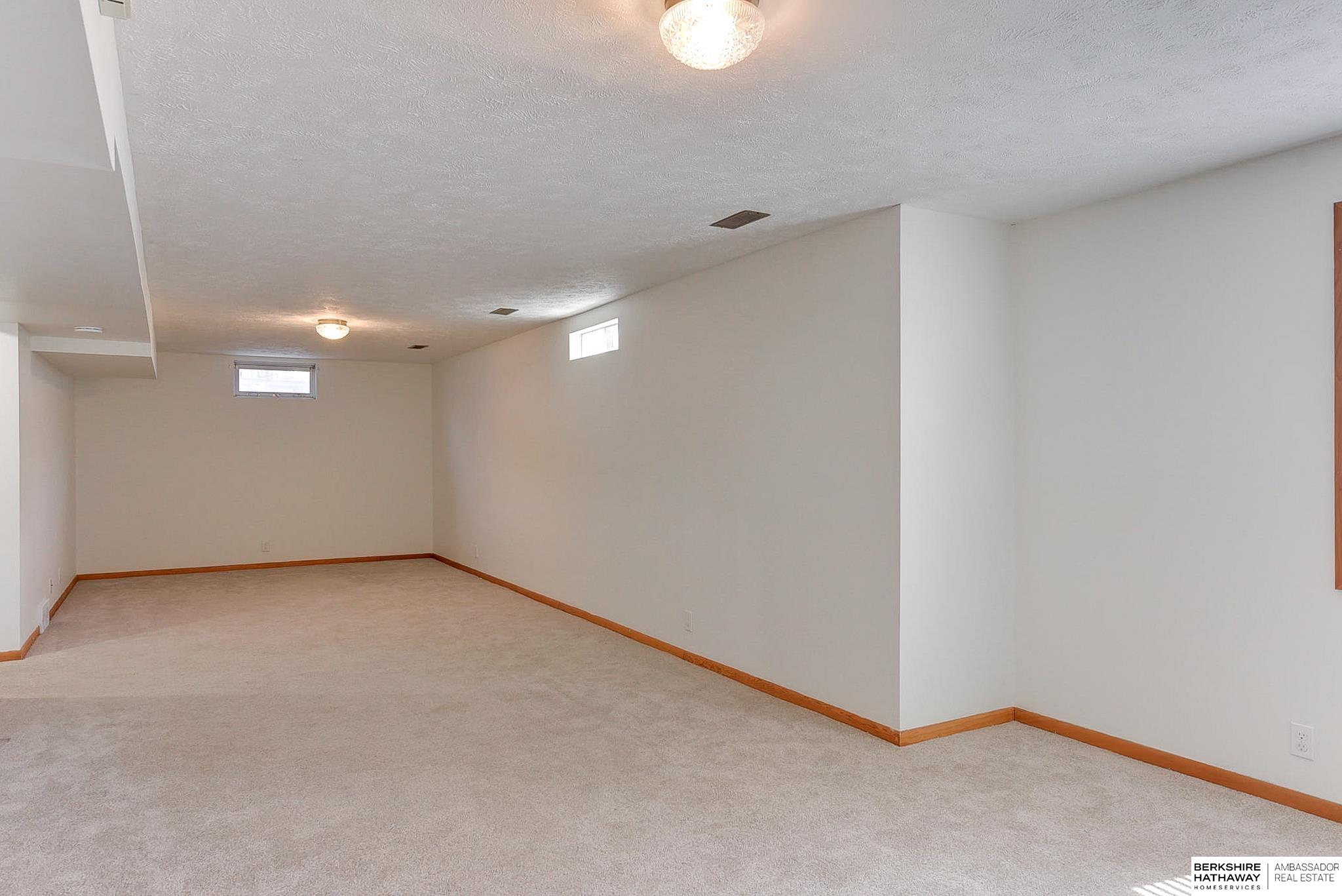 Omaha, Nebraska 68106, United States, 3 Bedrooms Bedrooms, ,3 BathroomsBathrooms,Residential,Pending,93419