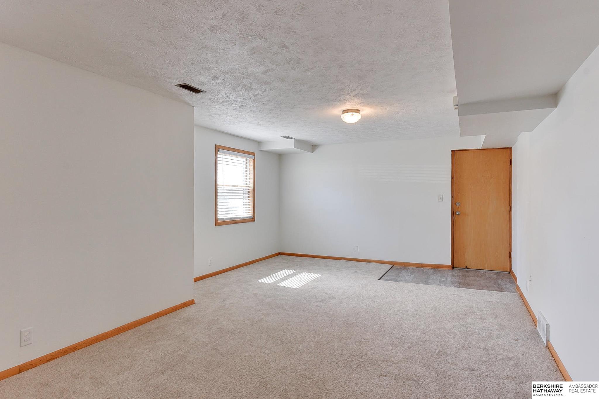 Omaha, Nebraska 68106, United States, 3 Bedrooms Bedrooms, ,3 BathroomsBathrooms,Residential,Pending,93419