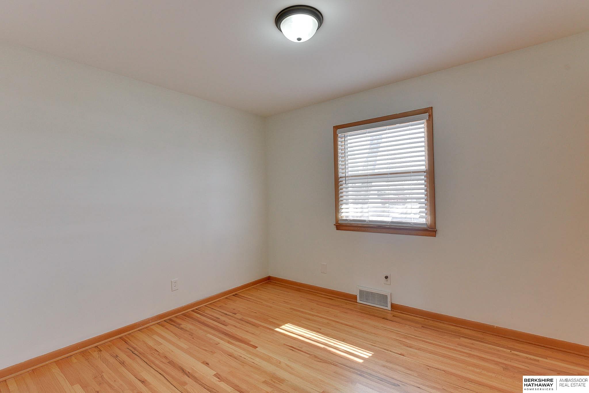 Omaha, Nebraska 68106, United States, 3 Bedrooms Bedrooms, ,3 BathroomsBathrooms,Residential,Pending,93419