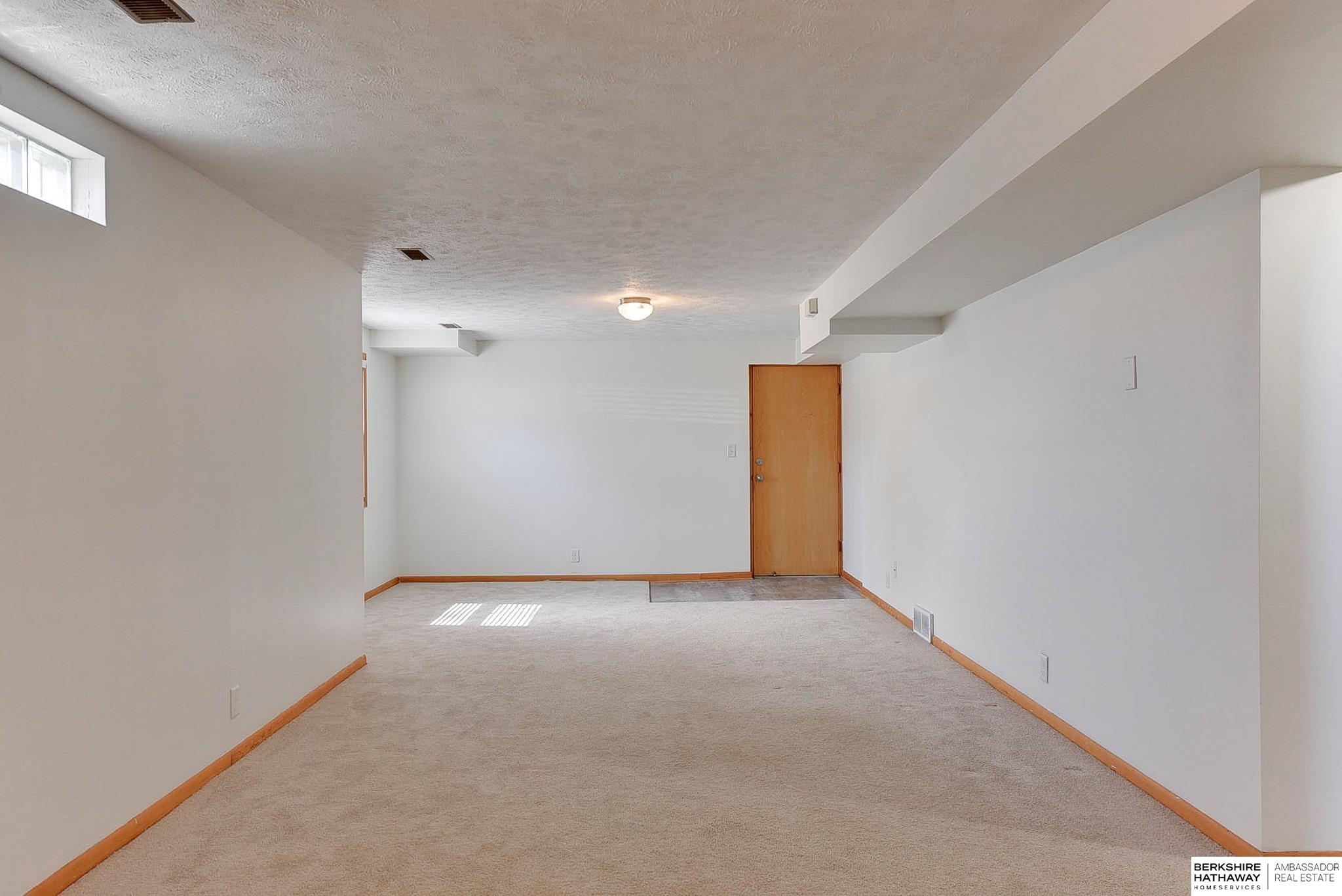 Omaha, Nebraska 68106, United States, 3 Bedrooms Bedrooms, ,3 BathroomsBathrooms,Residential,Pending,93419