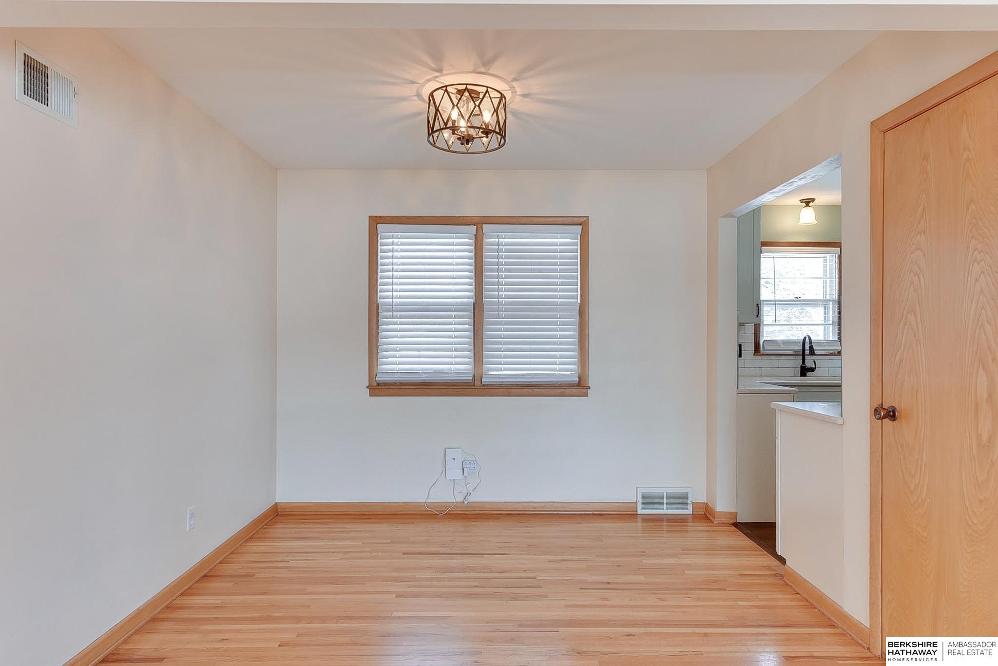 Omaha, Nebraska 68106, United States, 3 Bedrooms Bedrooms, ,3 BathroomsBathrooms,Residential,Pending,93419