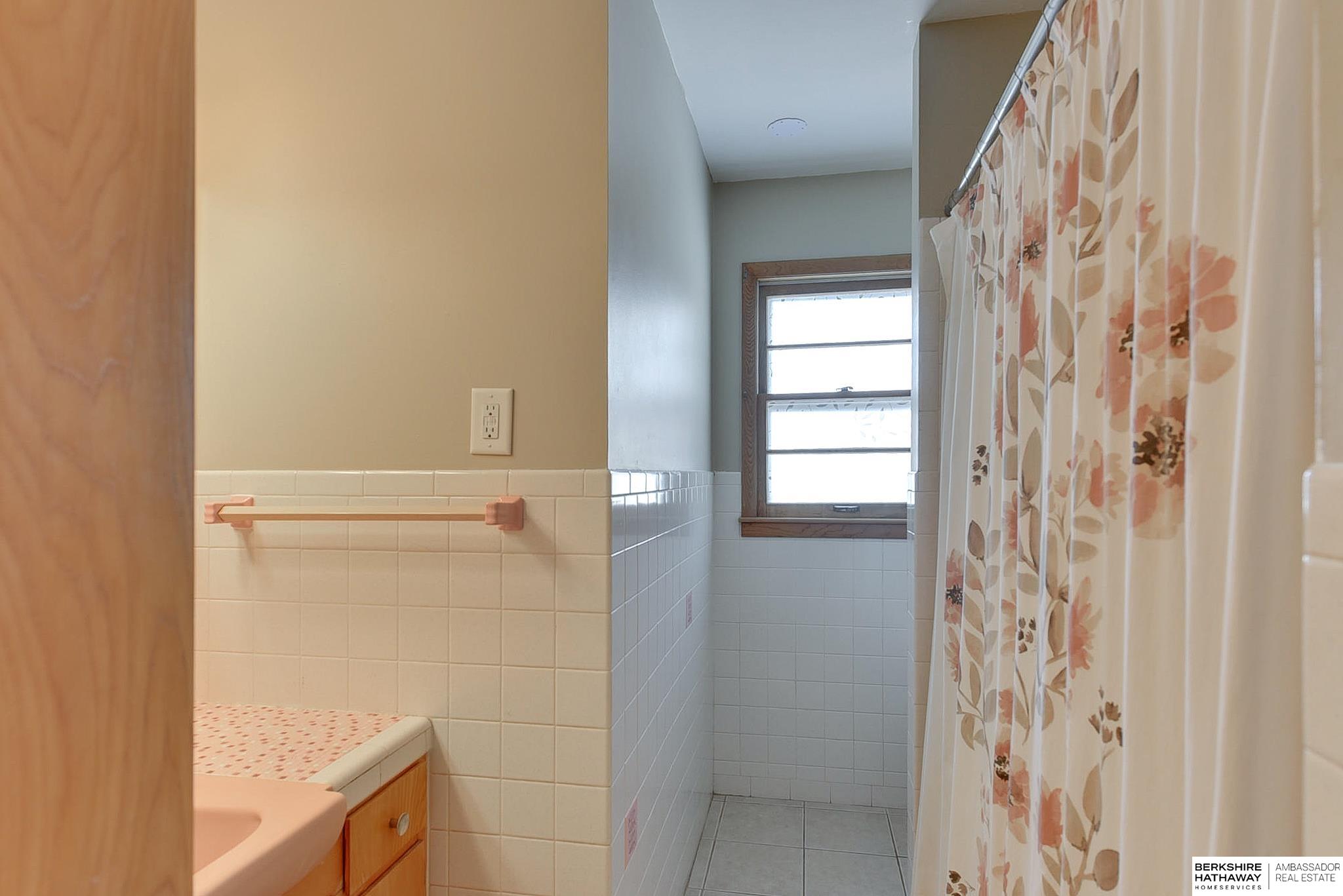 Omaha, Nebraska 68106, United States, 3 Bedrooms Bedrooms, ,3 BathroomsBathrooms,Residential,Pending,93419