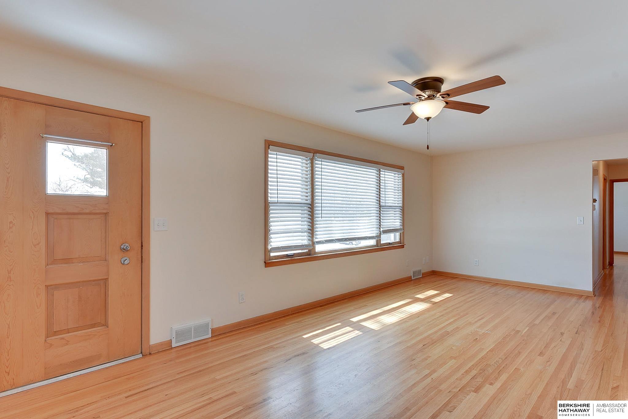 Omaha, Nebraska 68106, United States, 3 Bedrooms Bedrooms, ,3 BathroomsBathrooms,Residential,Pending,93419