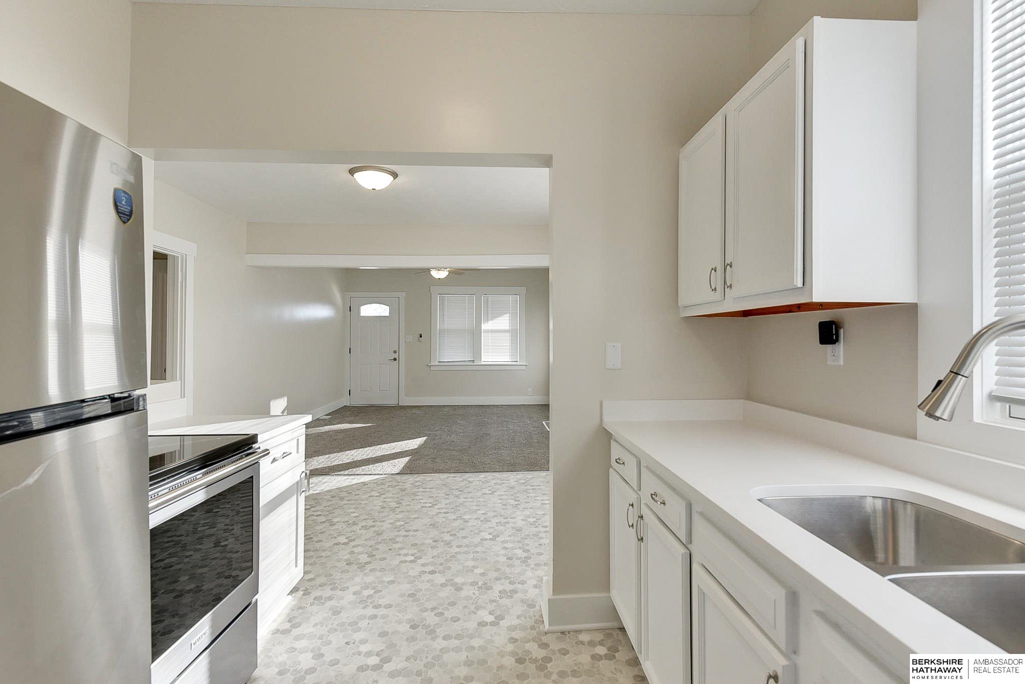 Lincoln, Nebraska 68503, United States, 4 Bedrooms Bedrooms, ,2 BathroomsBathrooms,Residential,Pending,15811