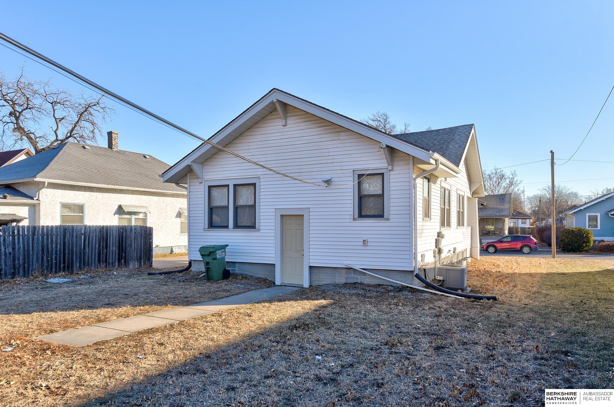 Lincoln, Nebraska 68503, United States, 4 Bedrooms Bedrooms, ,2 BathroomsBathrooms,Residential,Pending,15811
