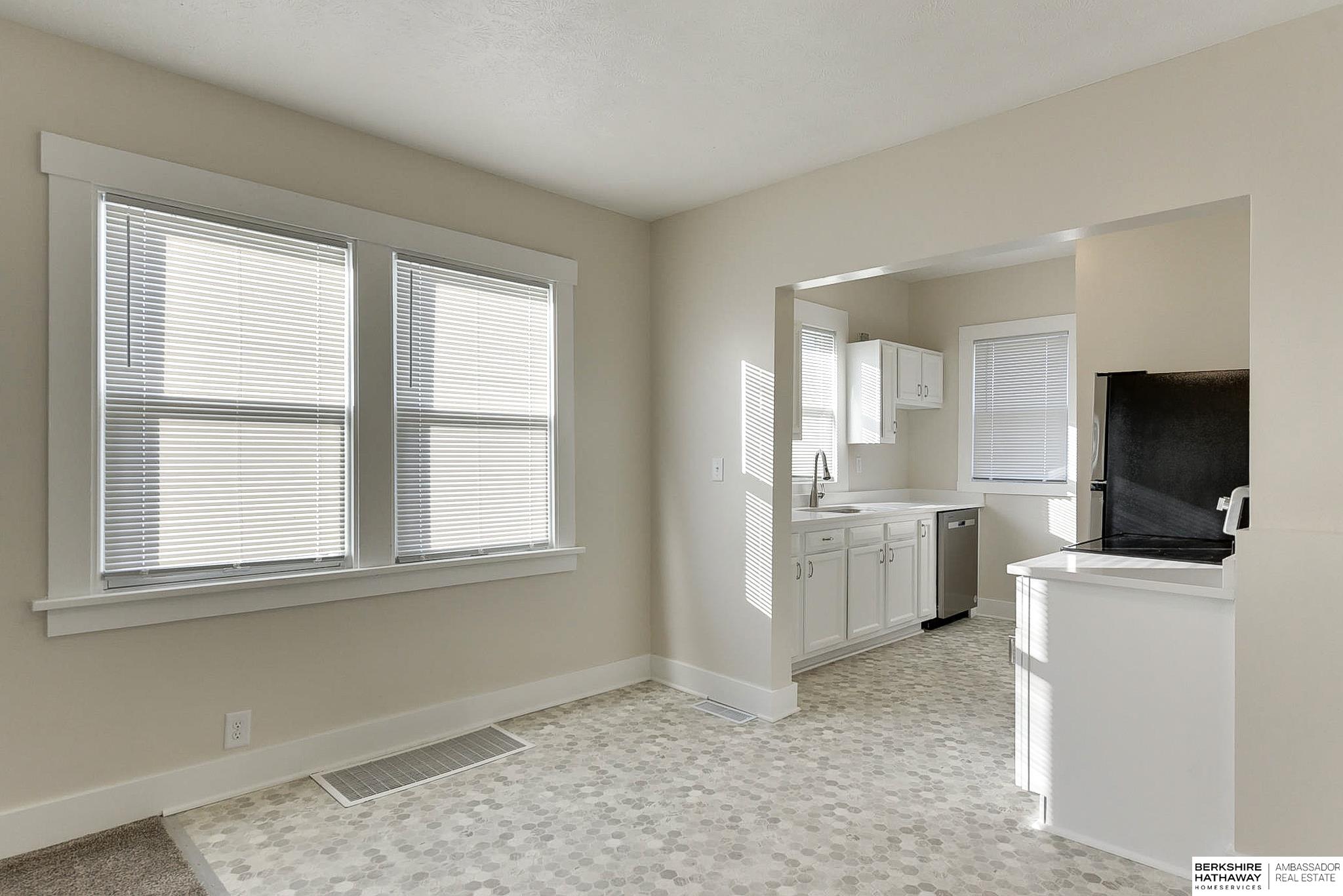 Lincoln, Nebraska 68503, United States, 4 Bedrooms Bedrooms, ,2 BathroomsBathrooms,Residential,Pending,15811