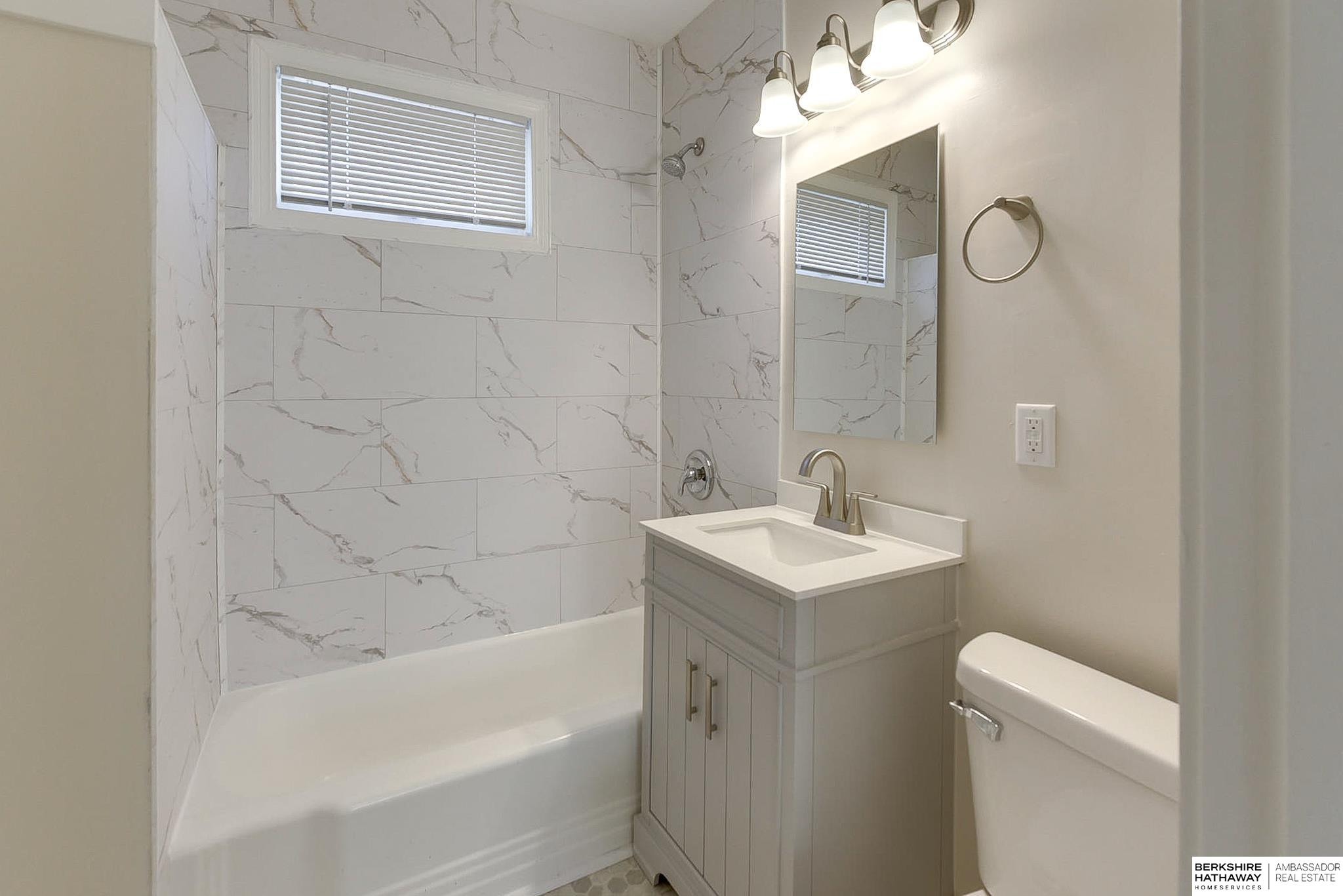 Lincoln, Nebraska 68503, United States, 4 Bedrooms Bedrooms, ,2 BathroomsBathrooms,Residential,Pending,15811