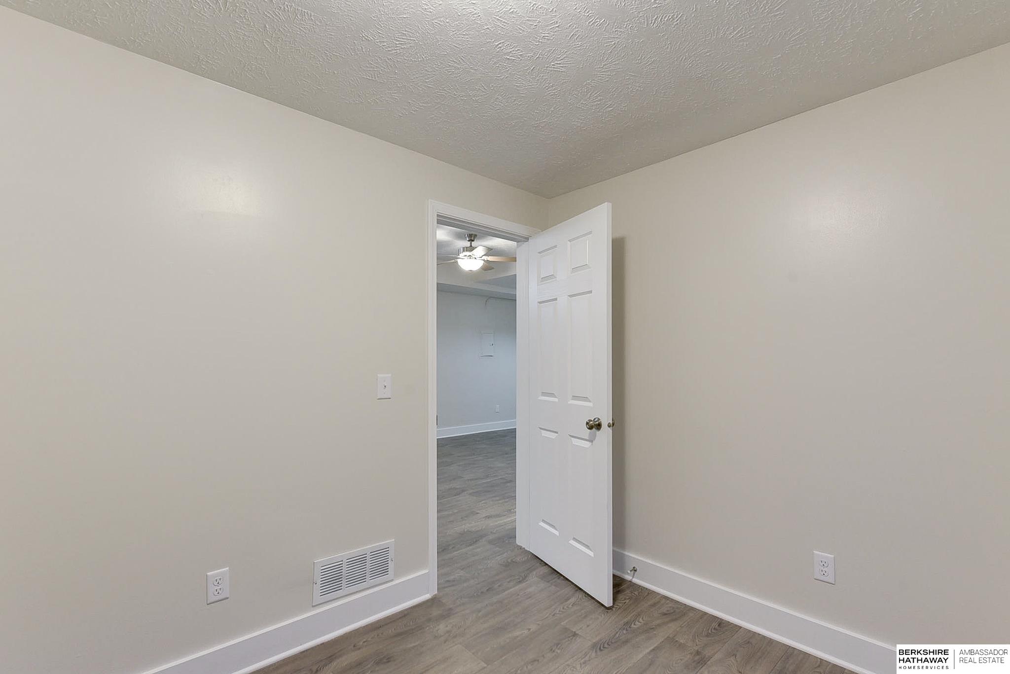 Lincoln, Nebraska 68503, United States, 4 Bedrooms Bedrooms, ,2 BathroomsBathrooms,Residential,Pending,15811