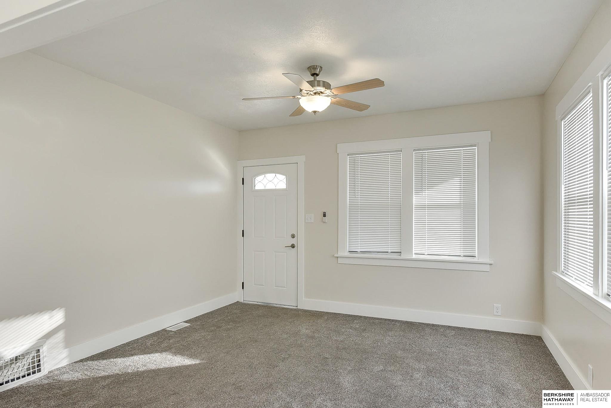 Lincoln, Nebraska 68503, United States, 4 Bedrooms Bedrooms, ,2 BathroomsBathrooms,Residential,Pending,15811