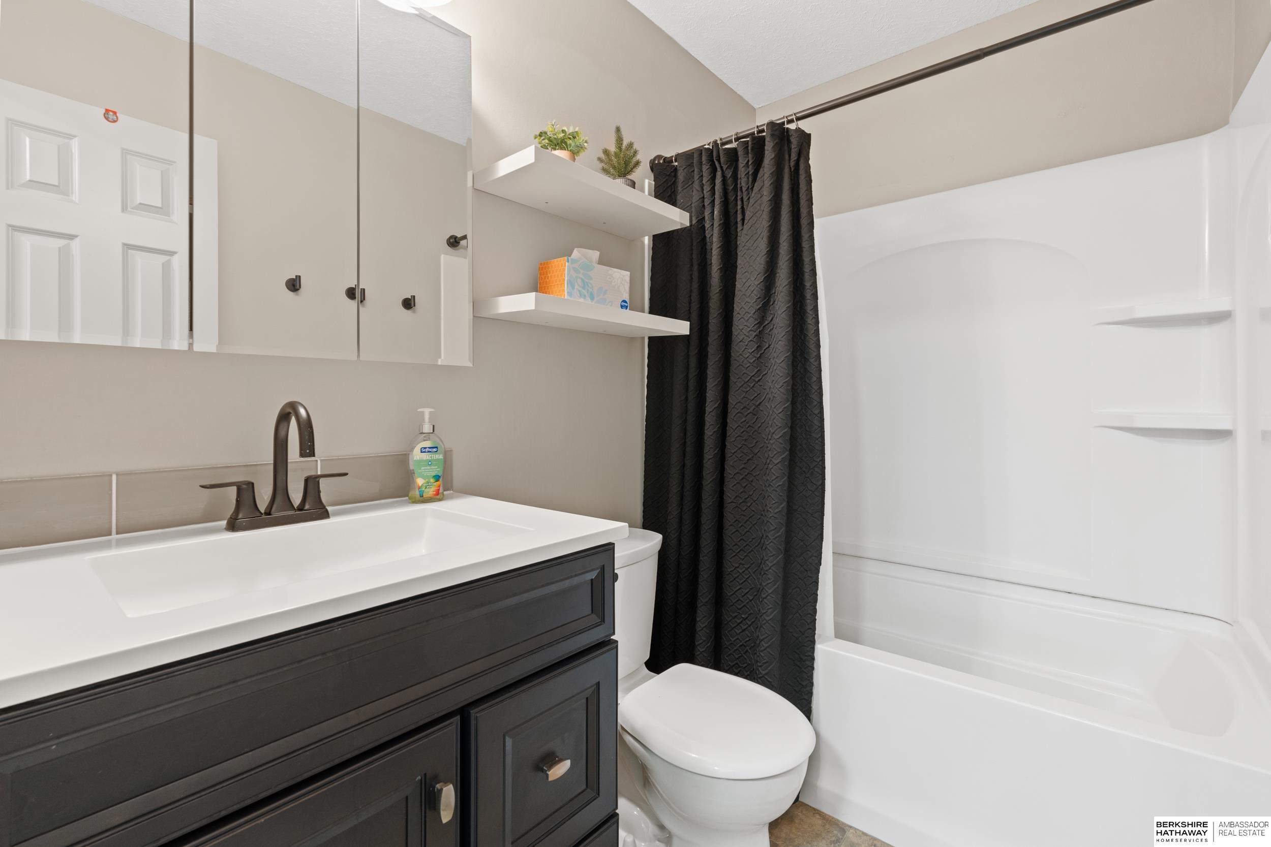 Lincoln, Nebraska 68507, United States, 3 Bedrooms Bedrooms, ,2 BathroomsBathrooms,Residential,Pending,91043