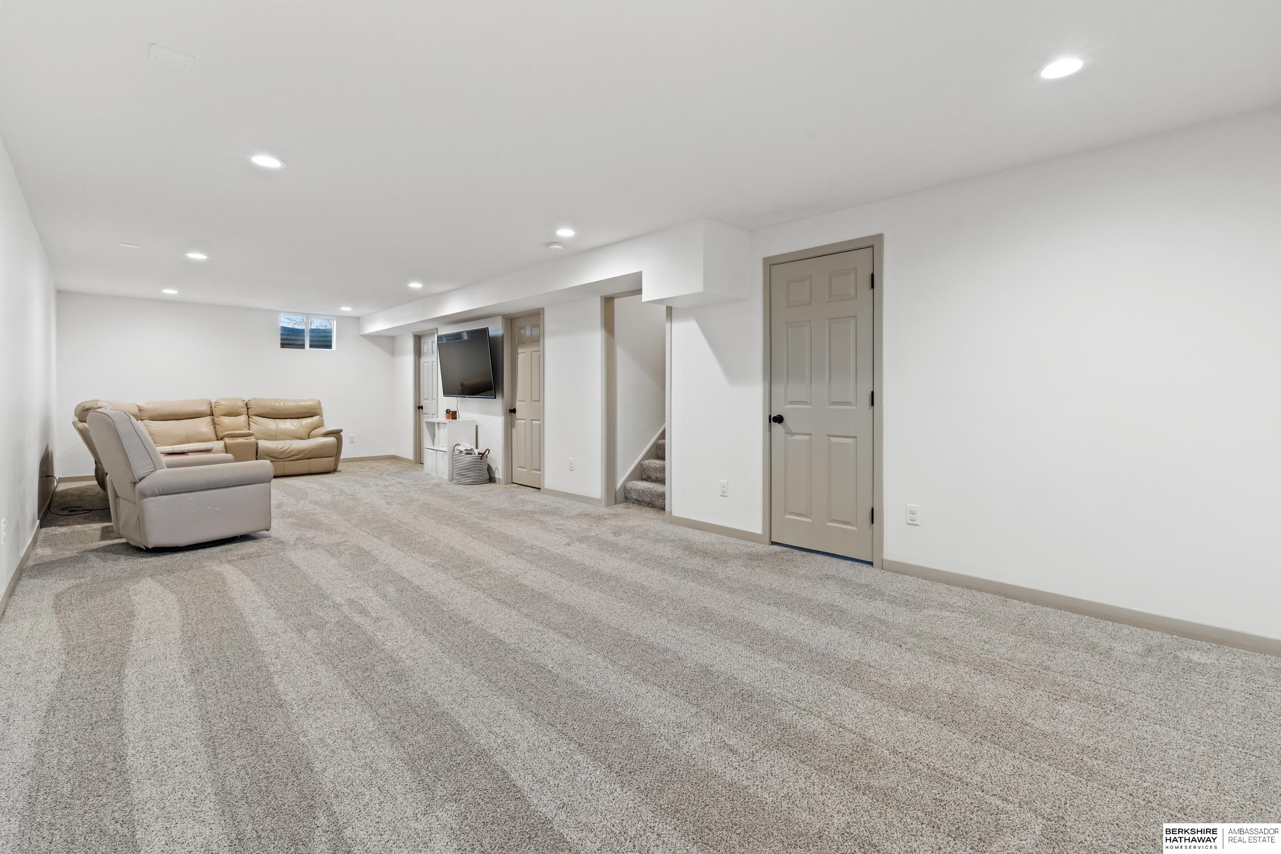 Lincoln, Nebraska 68507, United States, 3 Bedrooms Bedrooms, ,2 BathroomsBathrooms,Residential,Pending,91043