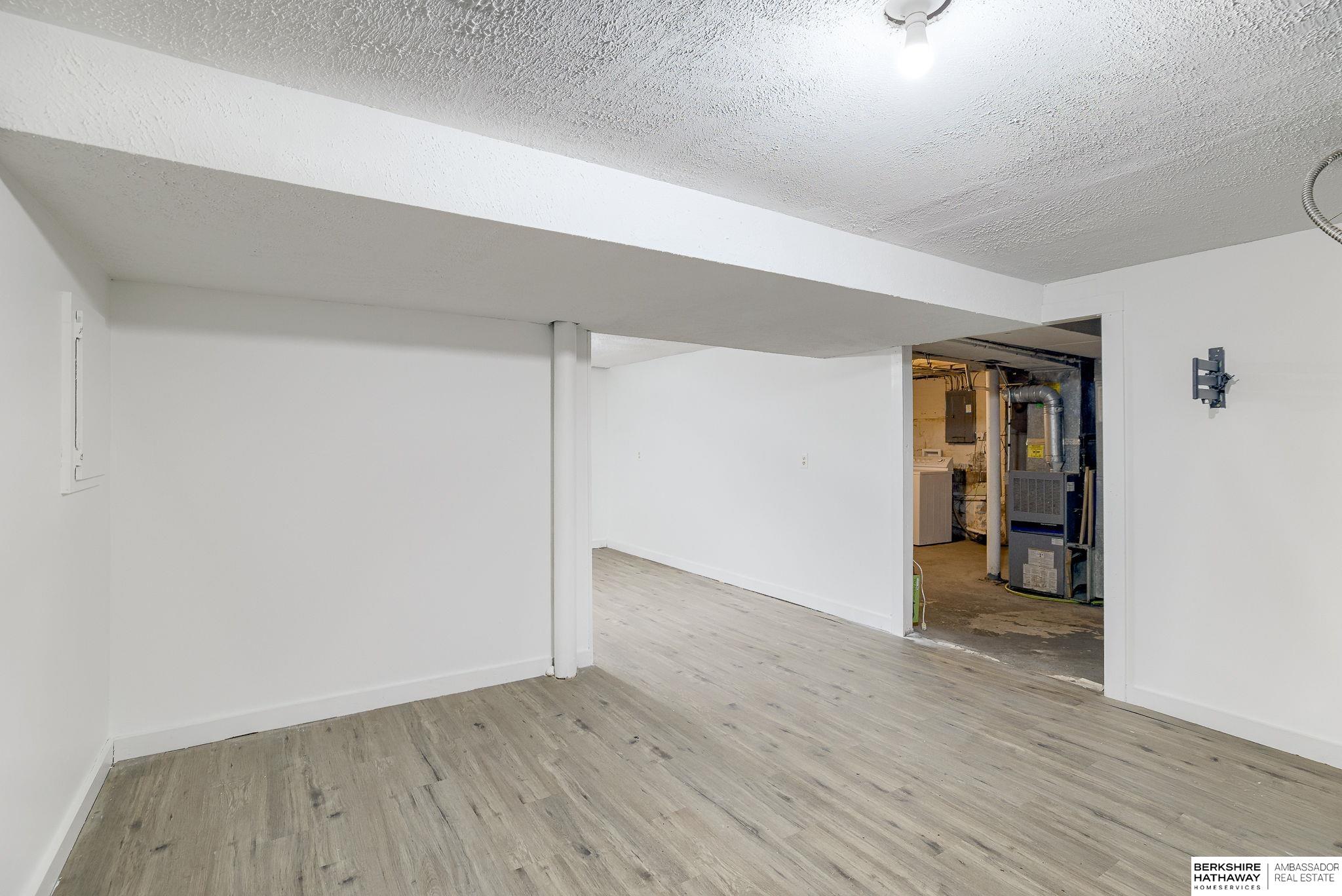 Omaha, Nebraska 68105, United States, 3 Bedrooms Bedrooms, ,1 BathroomBathrooms,Residential,Pending,20141