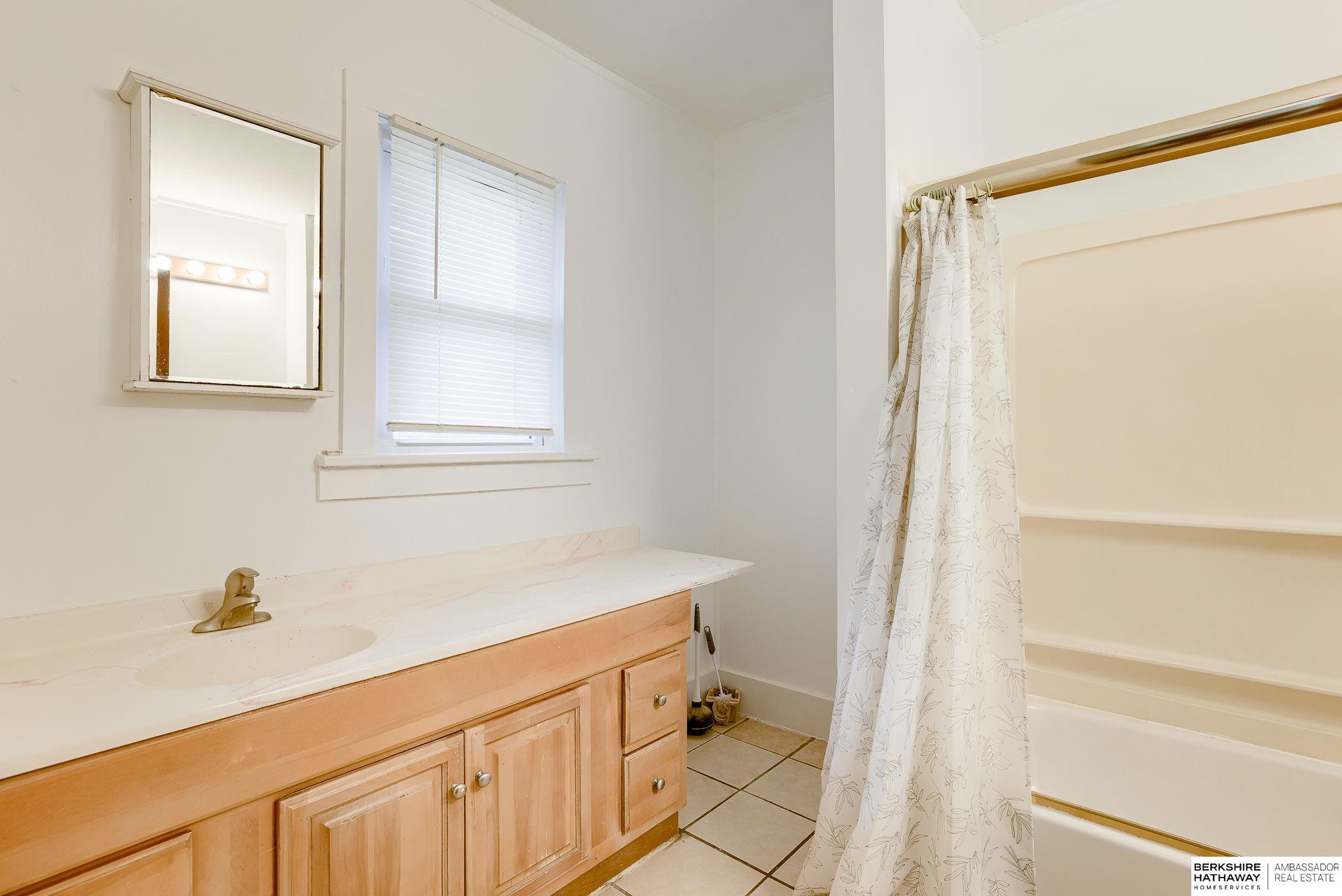 Omaha, Nebraska 68105, United States, 3 Bedrooms Bedrooms, ,1 BathroomBathrooms,Residential,Pending,20141