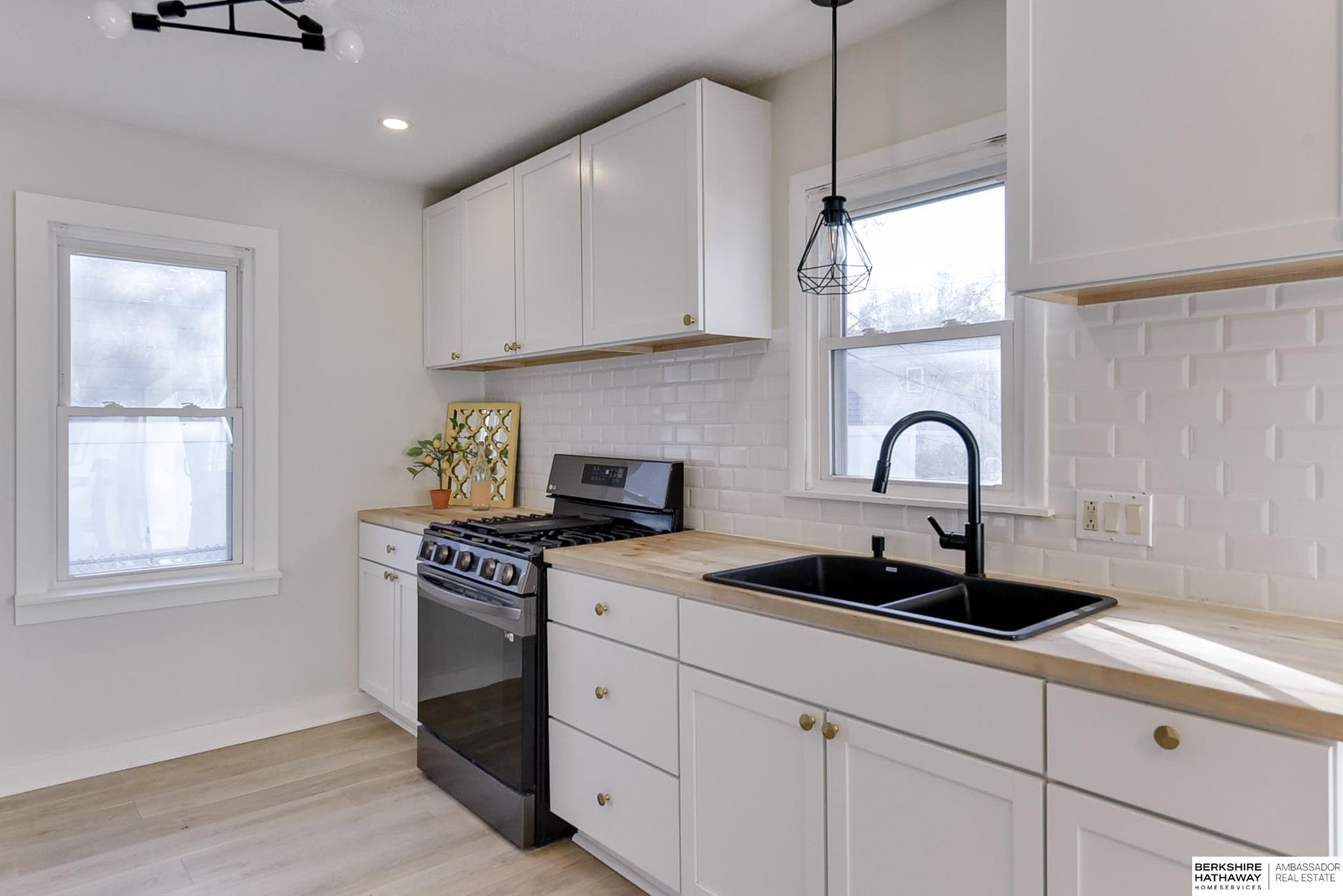 Omaha, Nebraska 68111, United States, 3 Bedrooms Bedrooms, ,1 BathroomBathrooms,Residential,Pending,23004