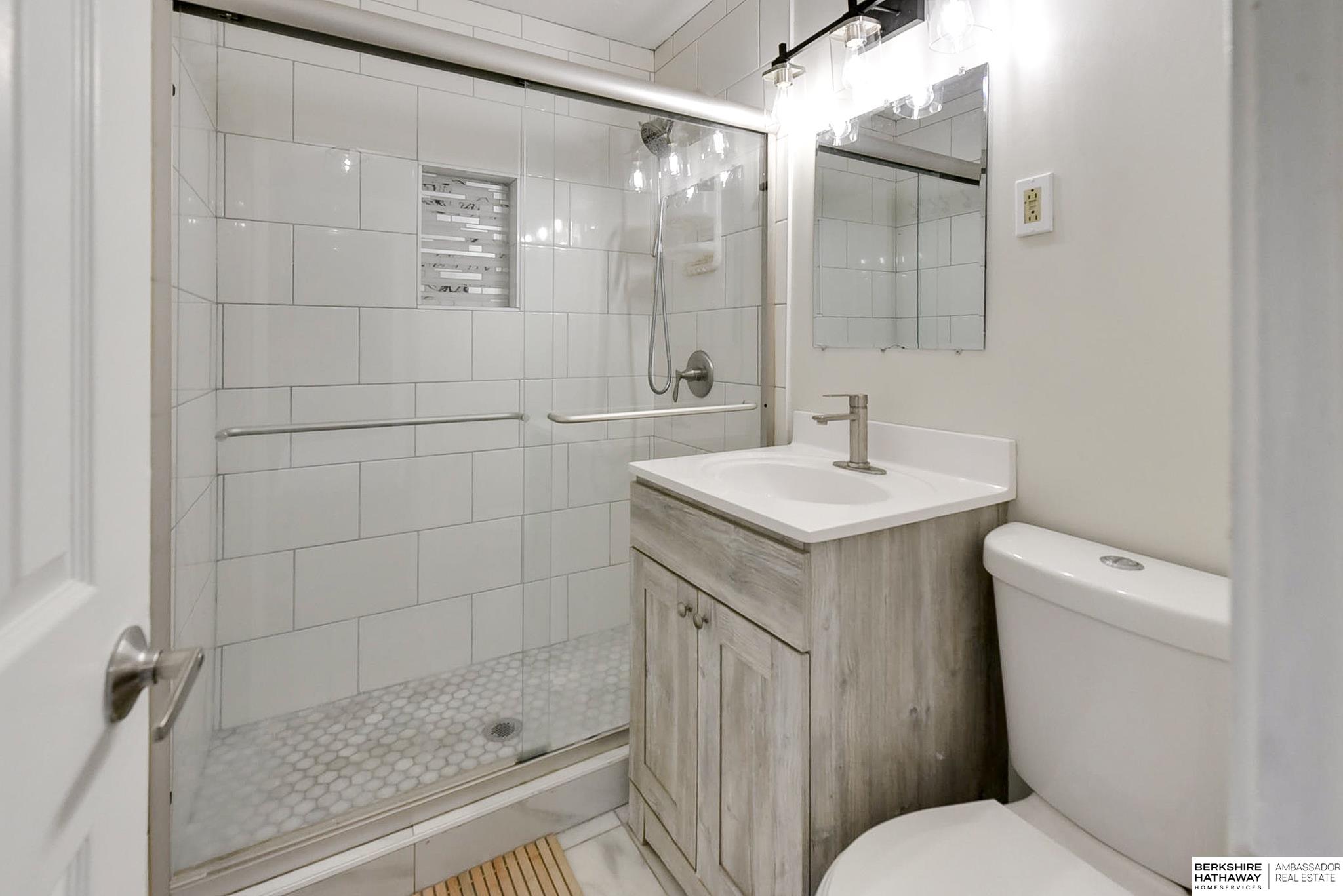 Omaha, Nebraska 68111, United States, 3 Bedrooms Bedrooms, ,1 BathroomBathrooms,Residential,Pending,23004