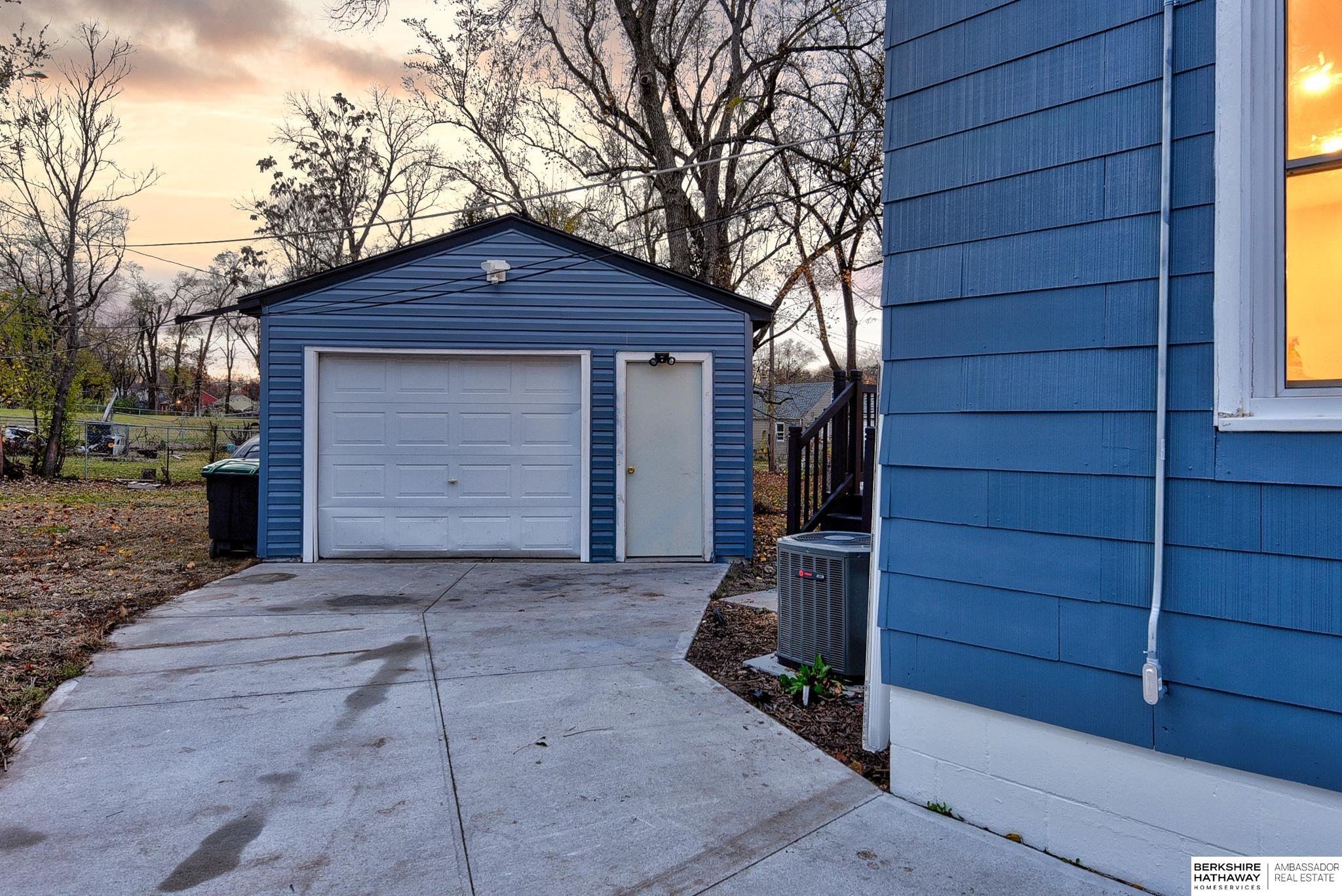 Omaha, Nebraska 68111, United States, 3 Bedrooms Bedrooms, ,1 BathroomBathrooms,Residential,Pending,23004