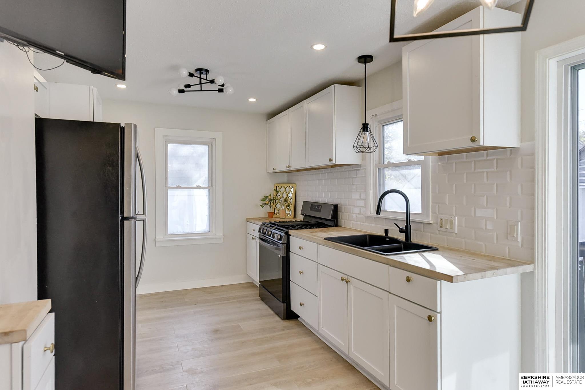 Omaha, Nebraska 68111, United States, 3 Bedrooms Bedrooms, ,1 BathroomBathrooms,Residential,Pending,23004