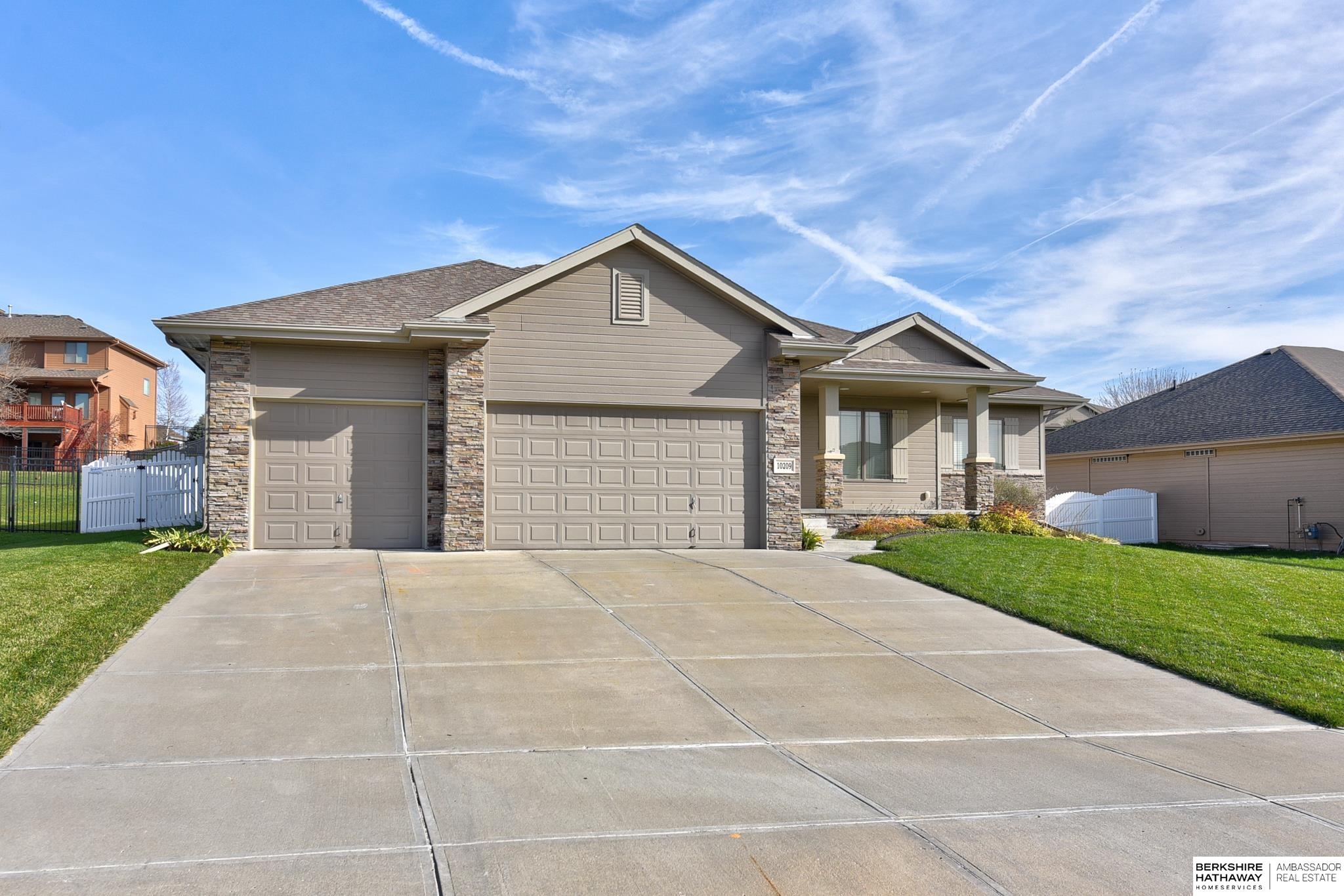 Papillion, Nebraska 68046, United States, 4 Bedrooms Bedrooms, ,3 BathroomsBathrooms,Residential,Active,23342