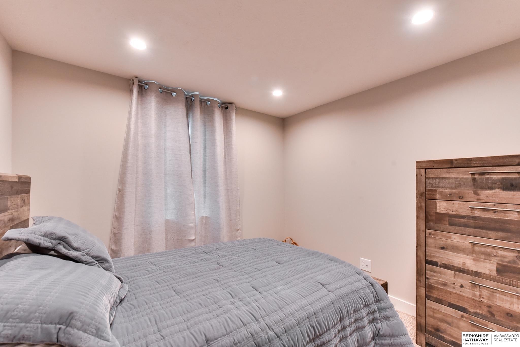 Omaha, Nebraska 68104, United States, 2 Bedrooms Bedrooms, ,1 BathroomBathrooms,Residential,Pending,80778