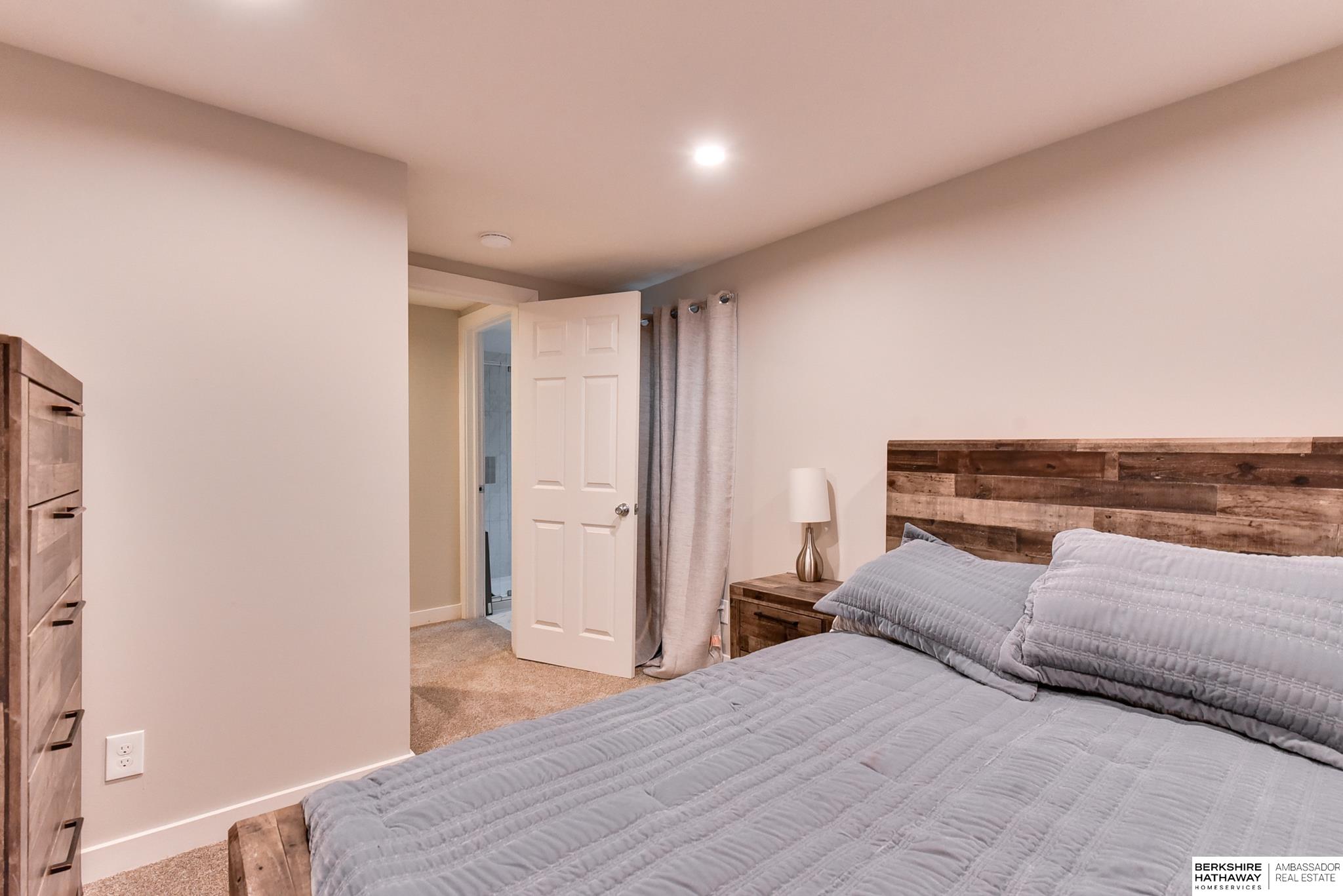 Omaha, Nebraska 68104, United States, 2 Bedrooms Bedrooms, ,1 BathroomBathrooms,Residential,Pending,80778