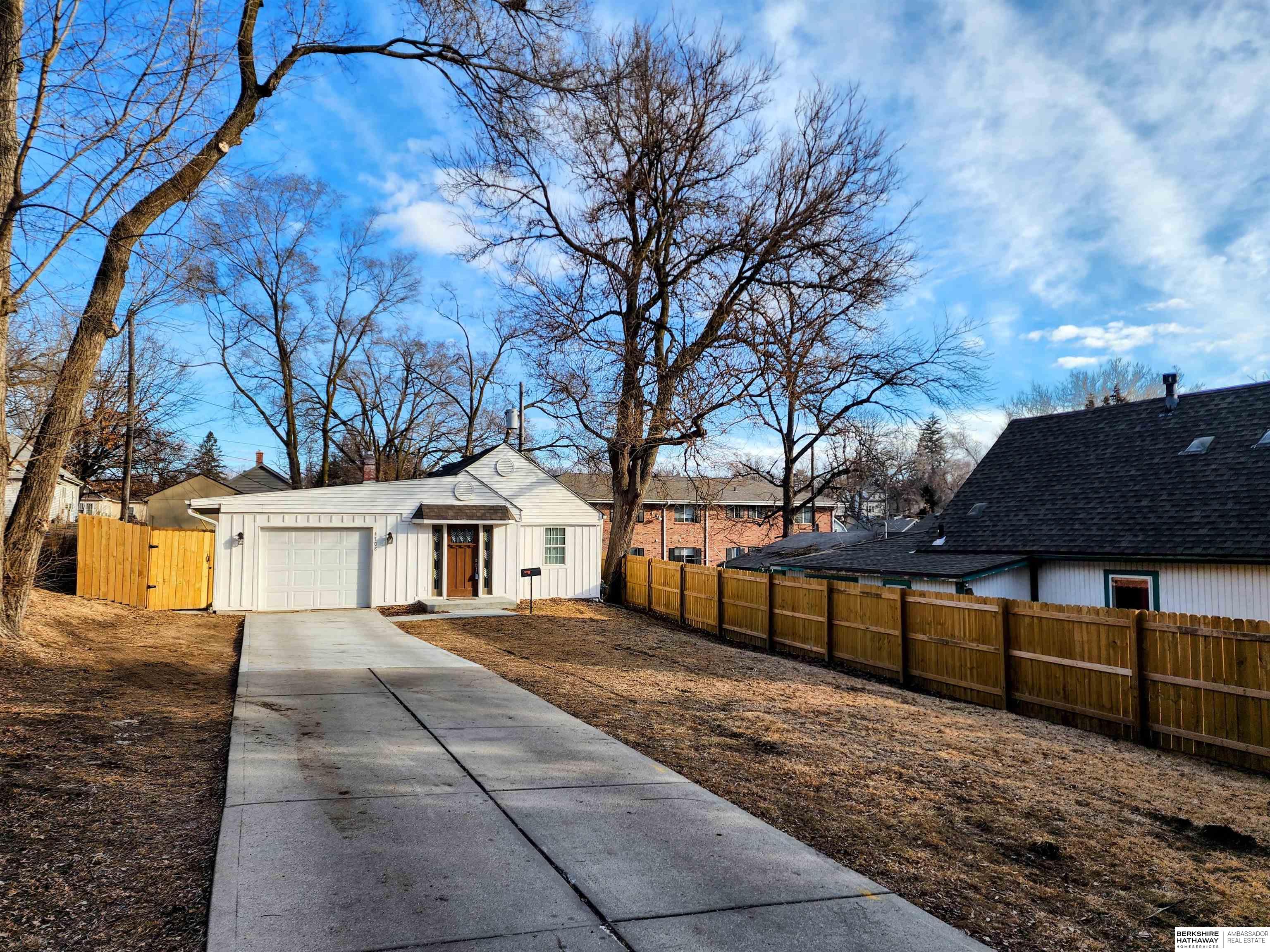 Omaha, Nebraska 68104, United States, 2 Bedrooms Bedrooms, ,1 BathroomBathrooms,Residential,Pending,80778