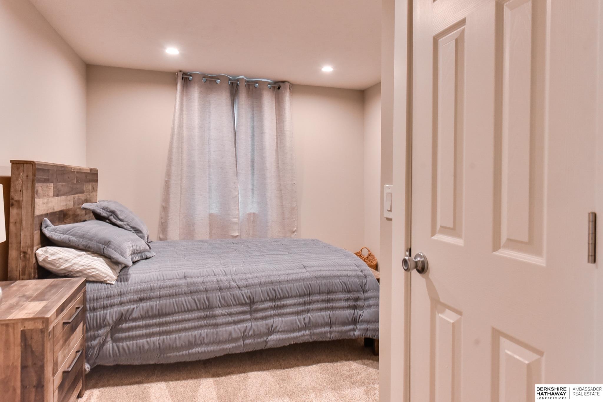 Omaha, Nebraska 68104, United States, 2 Bedrooms Bedrooms, ,1 BathroomBathrooms,Residential,Pending,80778