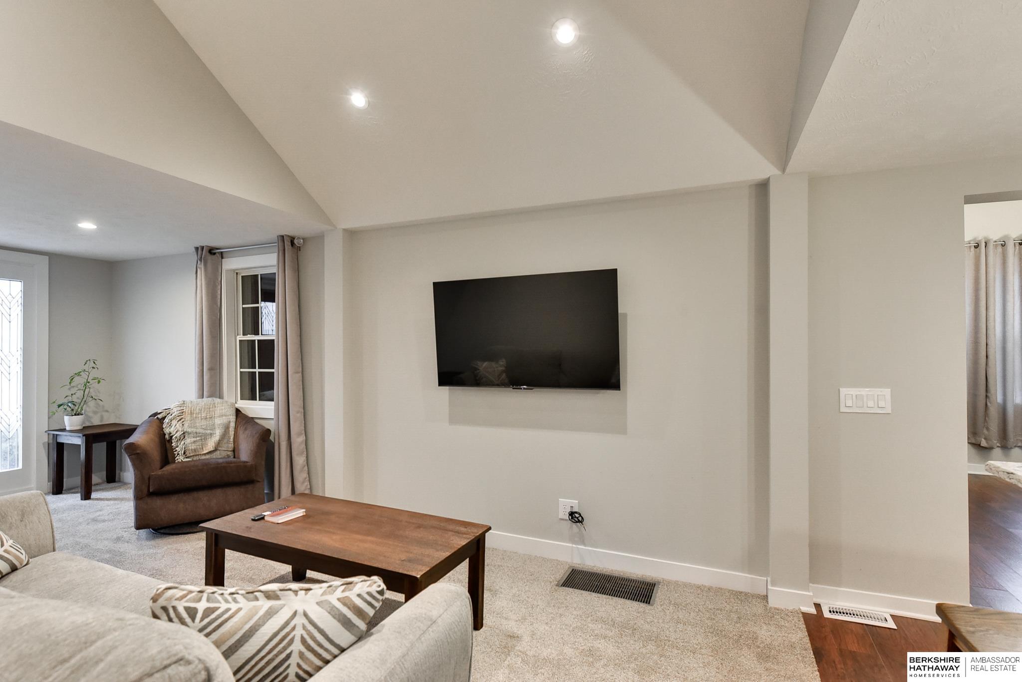 Omaha, Nebraska 68104, United States, 2 Bedrooms Bedrooms, ,1 BathroomBathrooms,Residential,Pending,80778