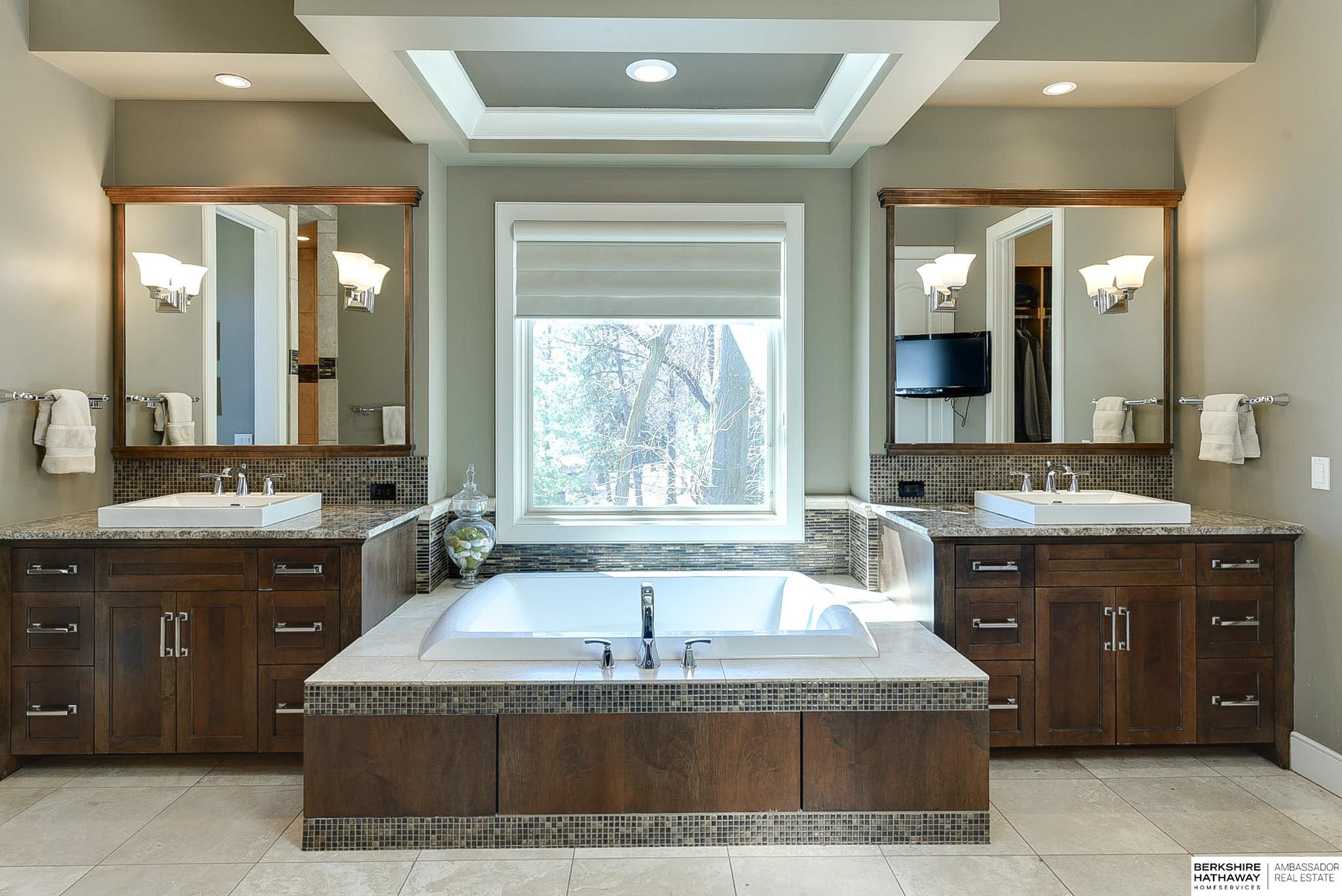 Omaha, Nebraska 68130, United States, 6 Bedrooms Bedrooms, ,7 BathroomsBathrooms,Residential,Active,93664