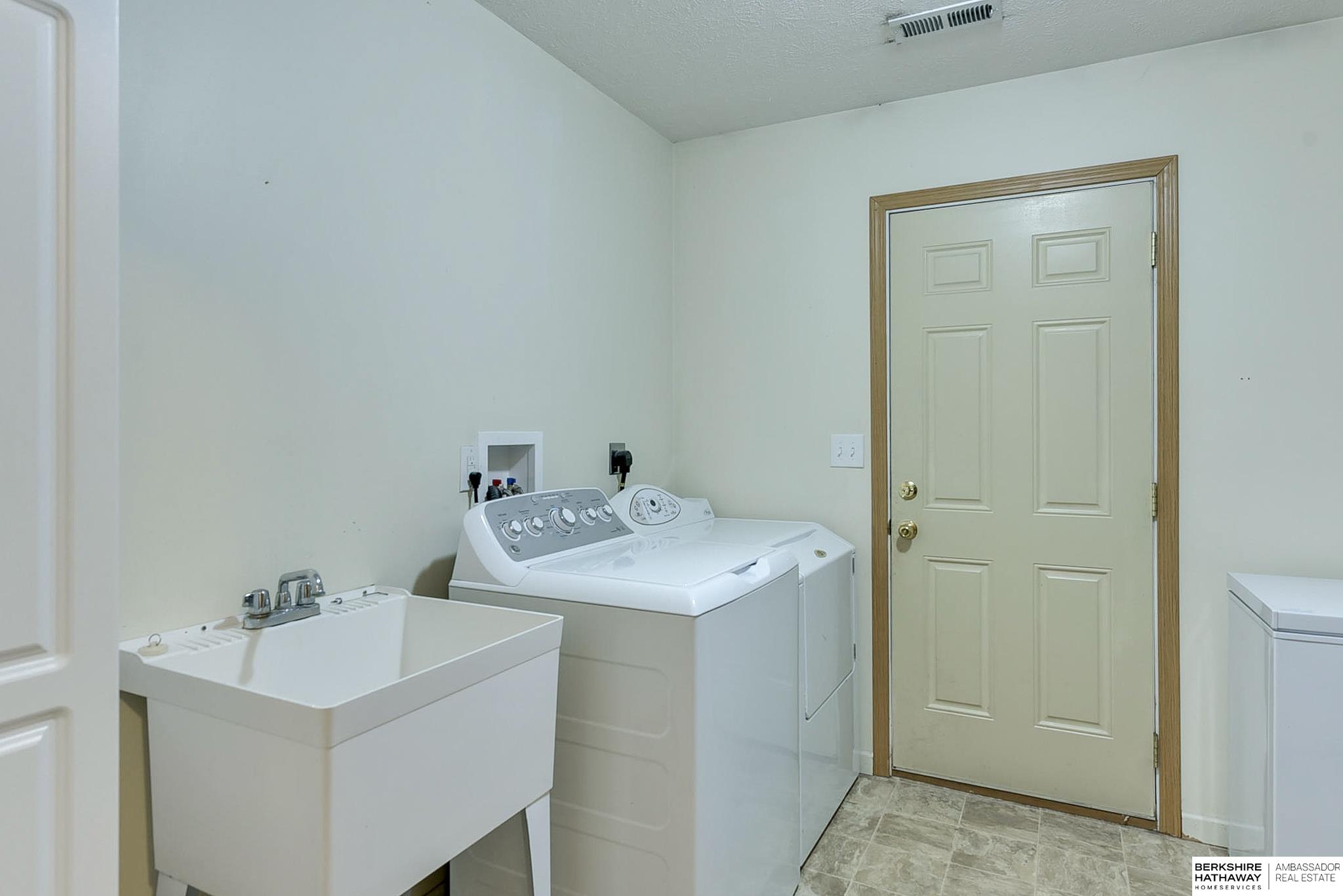 Bellevue, Nebraska 68005, United States, 3 Bedrooms Bedrooms, ,1 BathroomBathrooms,Residential,Pending,28135