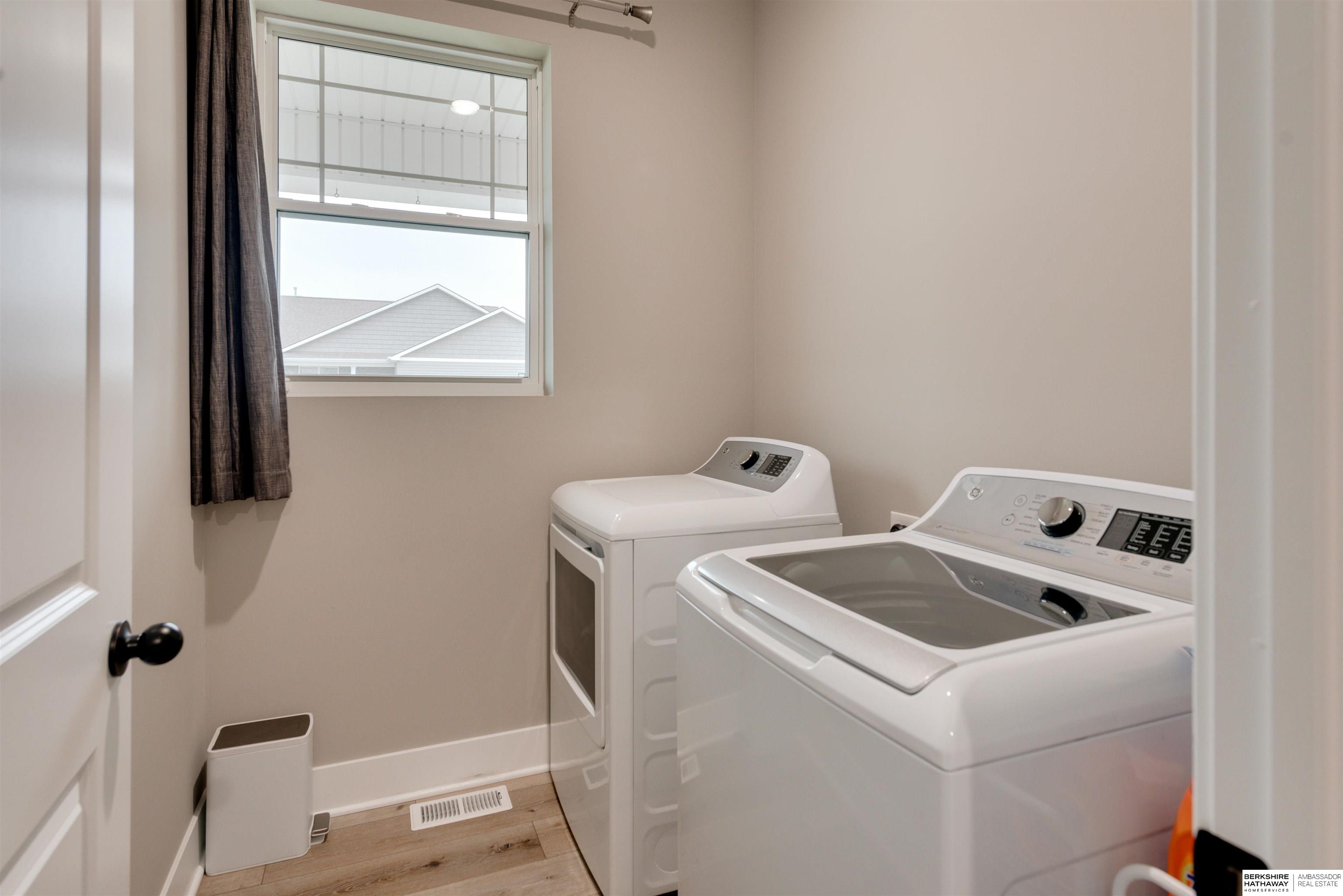 Omaha, Nebraska 68136, United States, 4 Bedrooms Bedrooms, ,3 BathroomsBathrooms,Residential,Pending,101126