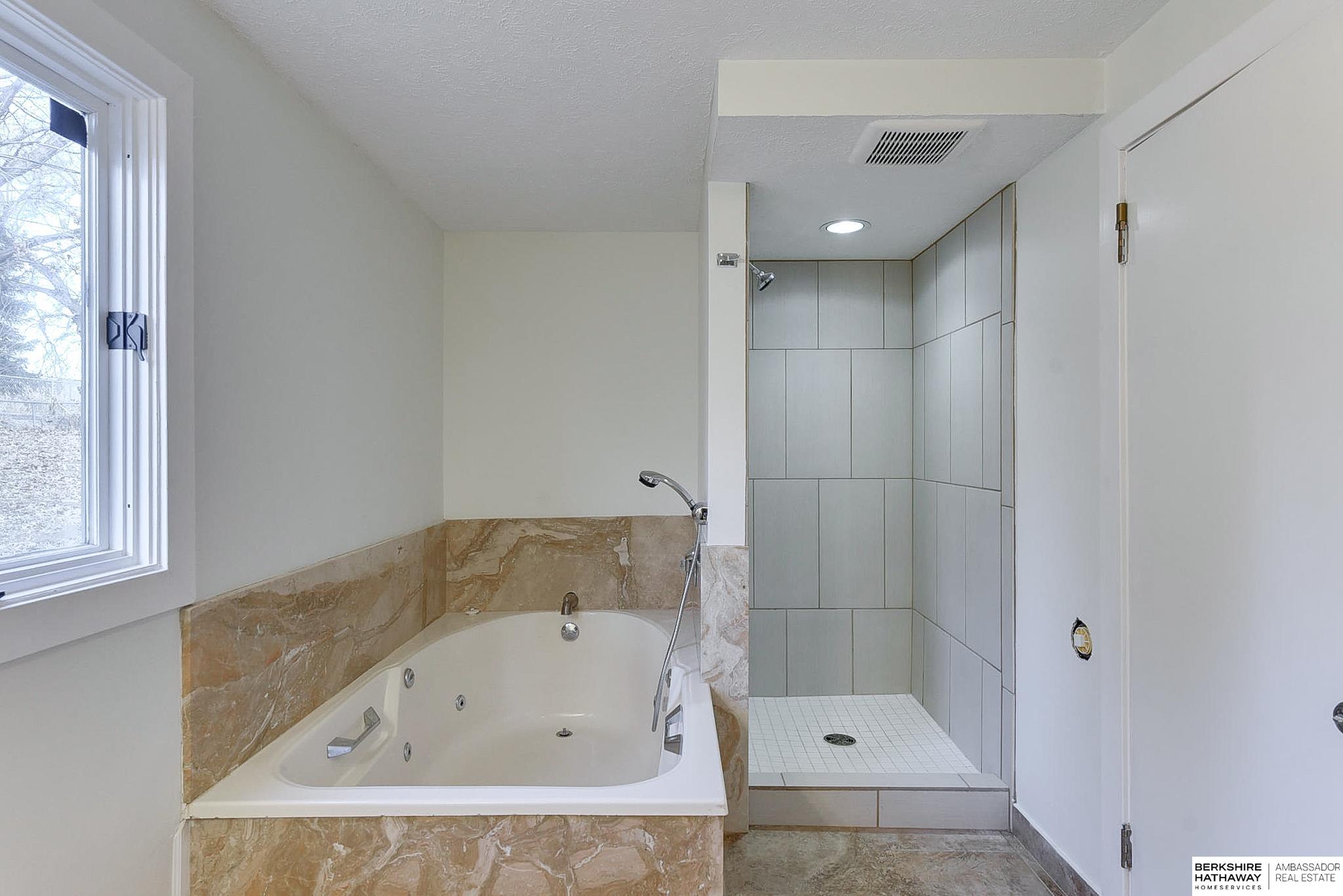 Omaha, Nebraska 68134, United States, 4 Bedrooms Bedrooms, ,3 BathroomsBathrooms,Residential,Pending,18602