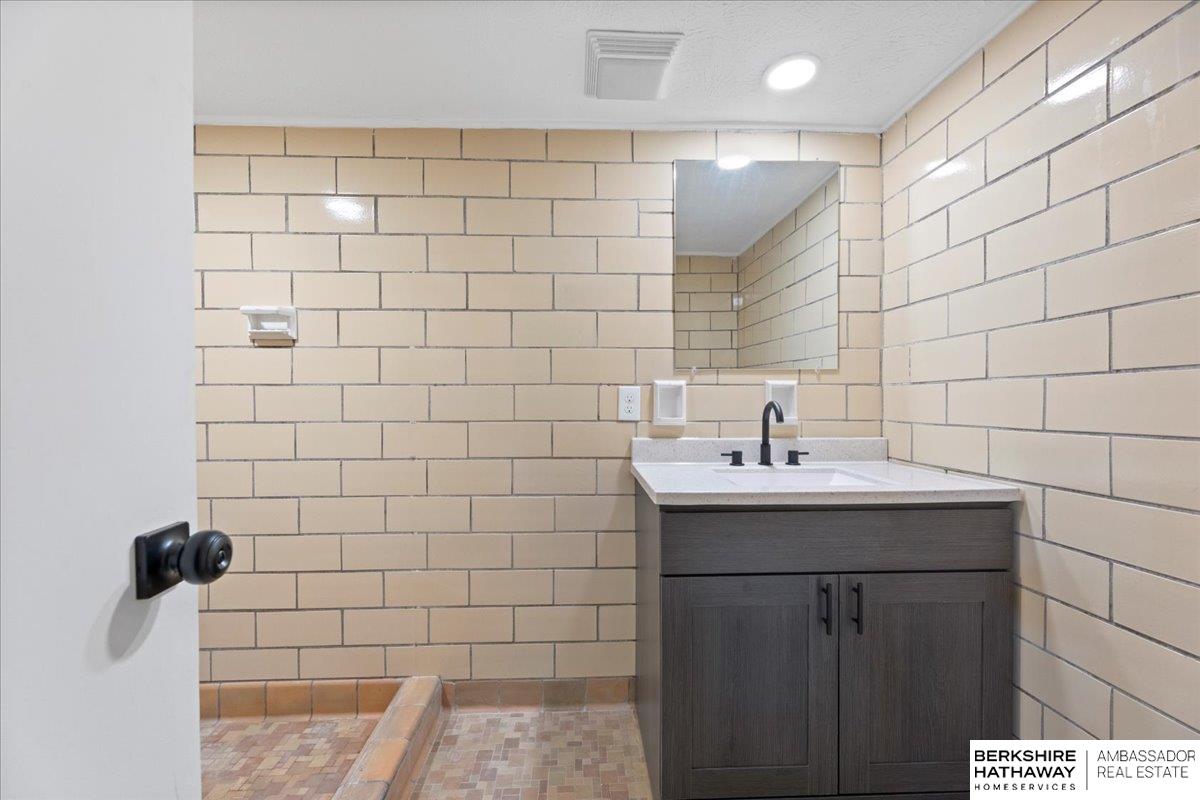 Elkhorn, Nebraska 68022, United States, 4 Bedrooms Bedrooms, ,3 BathroomsBathrooms,Residential,Active,98909