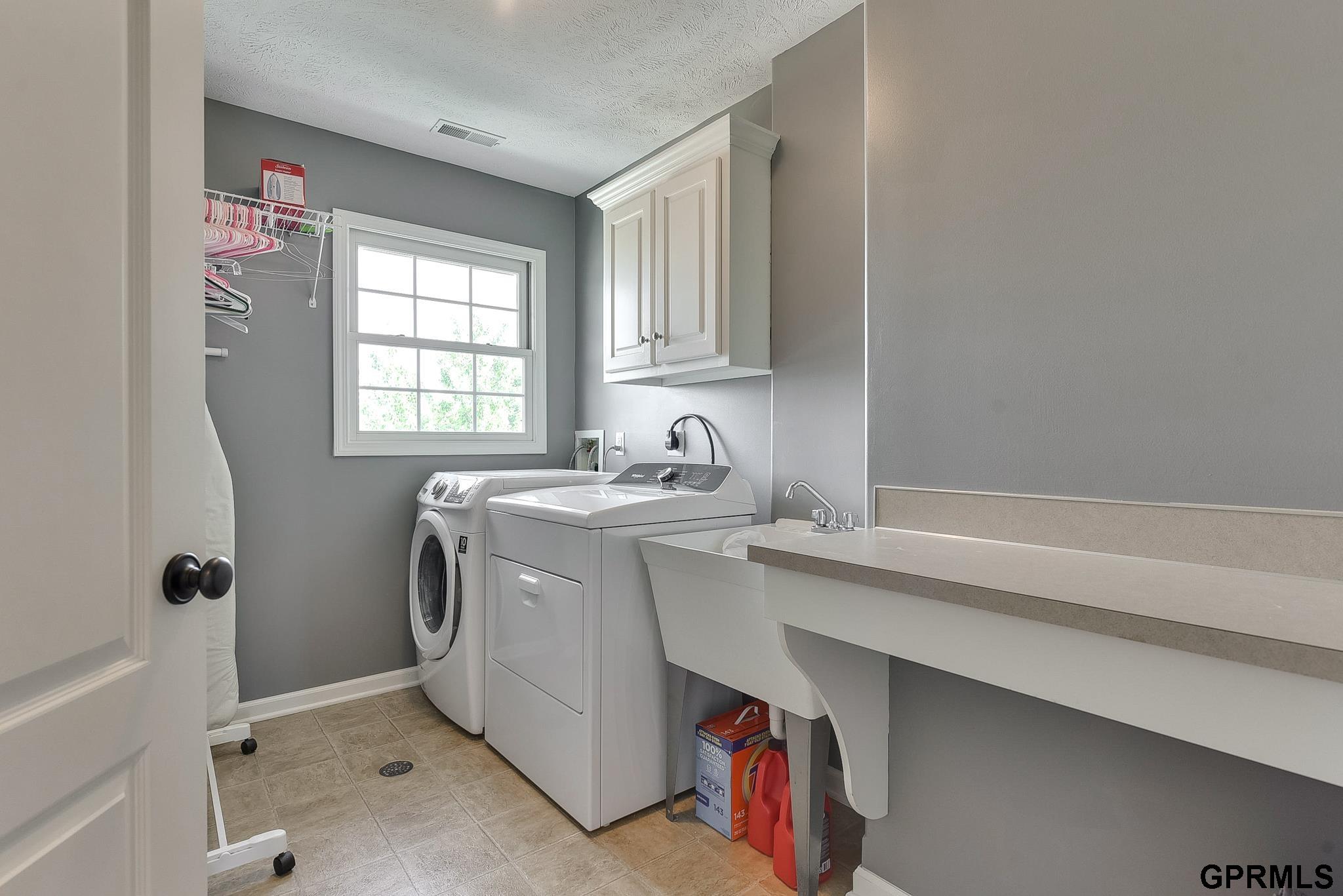 Omaha, Nebraska 68130, United States, 5 Bedrooms Bedrooms, ,4 BathroomsBathrooms,Residential,Pending,23406