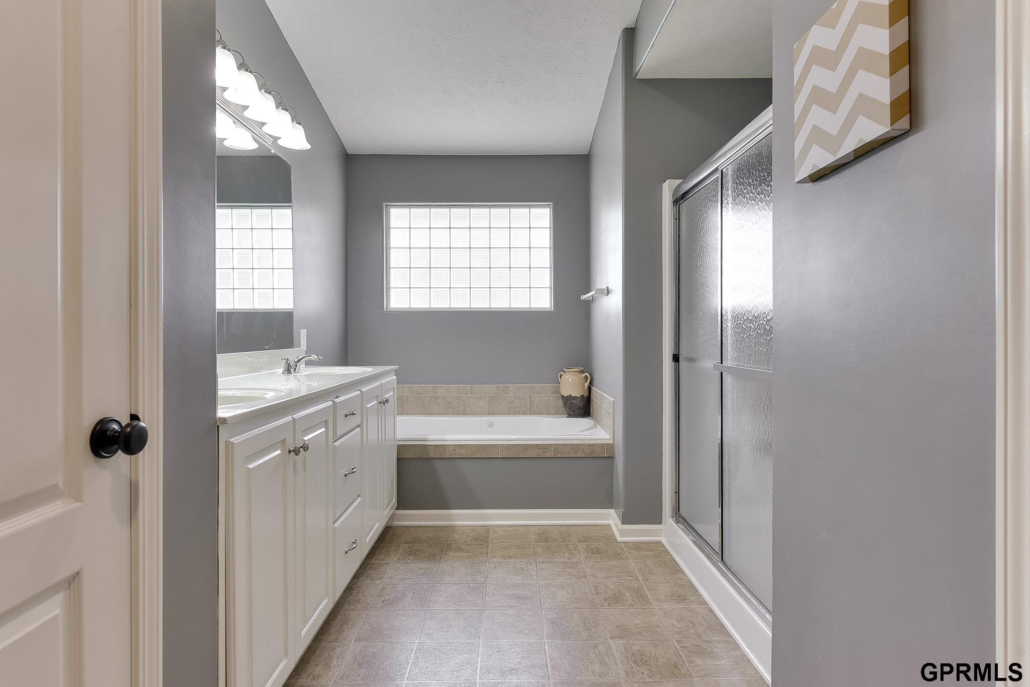 Omaha, Nebraska 68130, United States, 5 Bedrooms Bedrooms, ,4 BathroomsBathrooms,Residential,Pending,23406