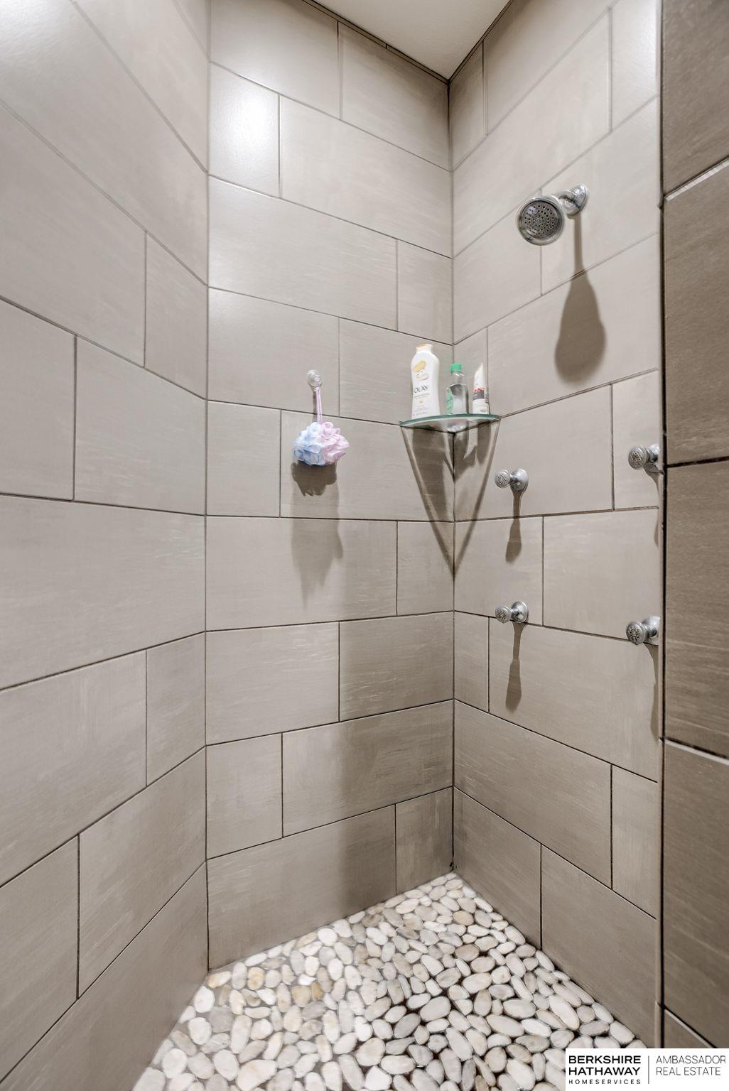 Louisville, Nebraska 68037, United States, 5 Bedrooms Bedrooms, ,3 BathroomsBathrooms,Residential,Pending,83648