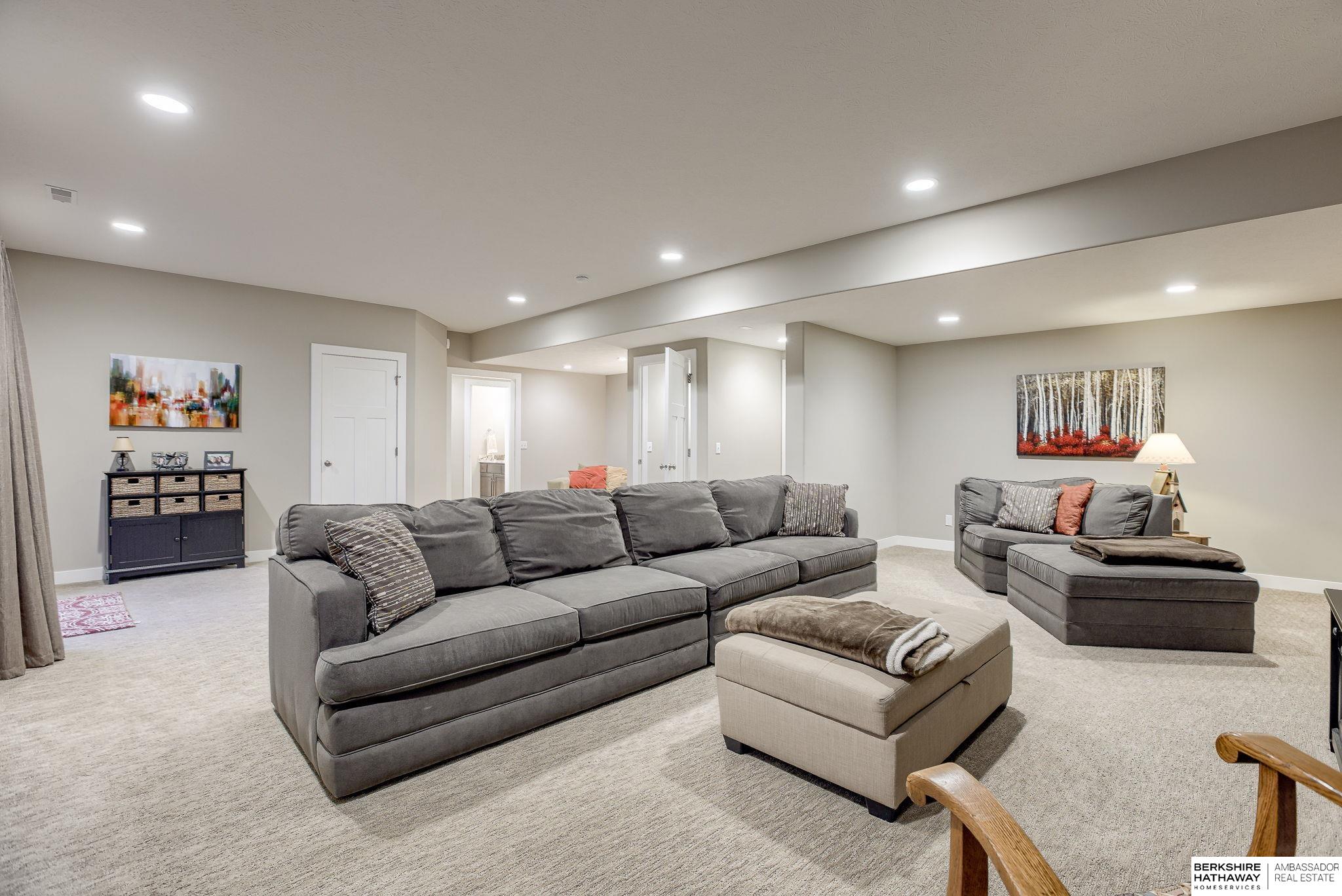 Louisville, Nebraska 68037, United States, 5 Bedrooms Bedrooms, ,3 BathroomsBathrooms,Residential,Pending,83648