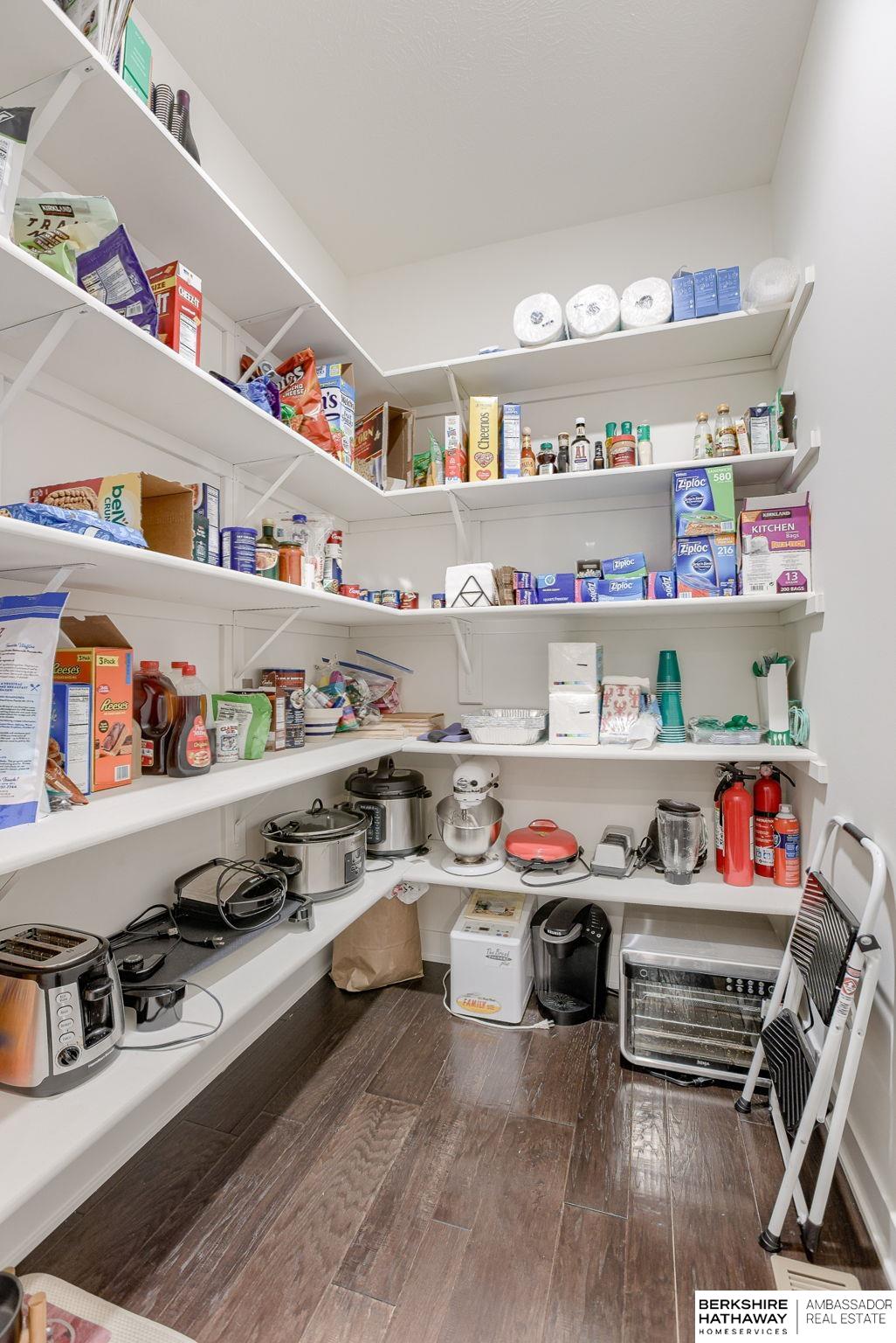 Louisville, Nebraska 68037, United States, 5 Bedrooms Bedrooms, ,3 BathroomsBathrooms,Residential,Pending,83648