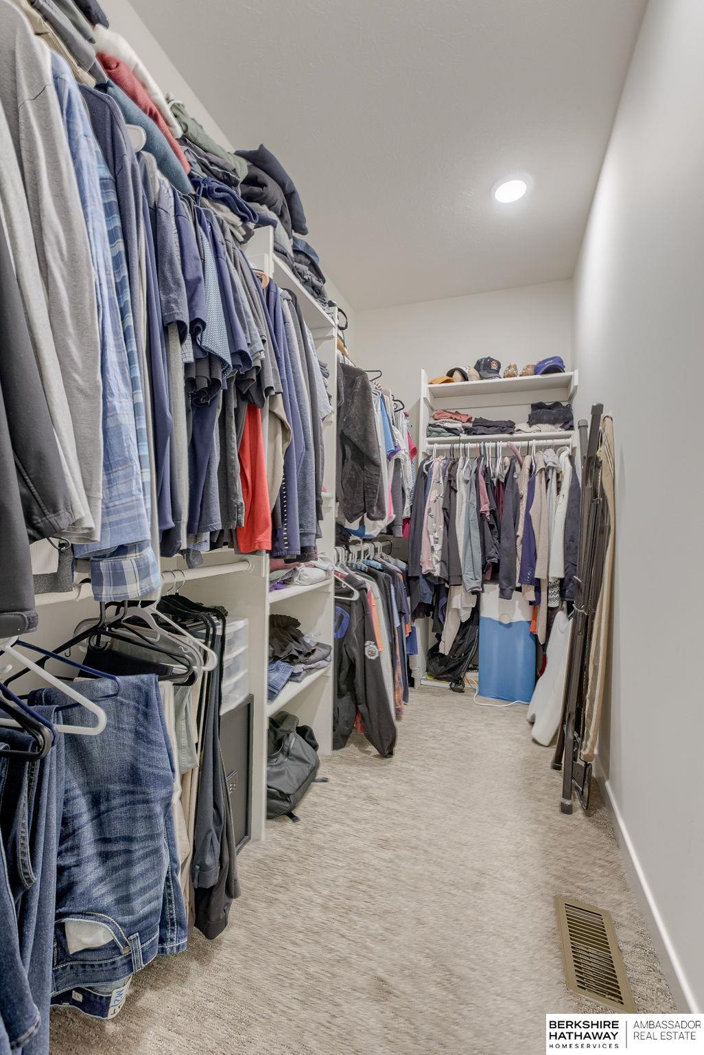 Louisville, Nebraska 68037, United States, 5 Bedrooms Bedrooms, ,3 BathroomsBathrooms,Residential,Pending,83648