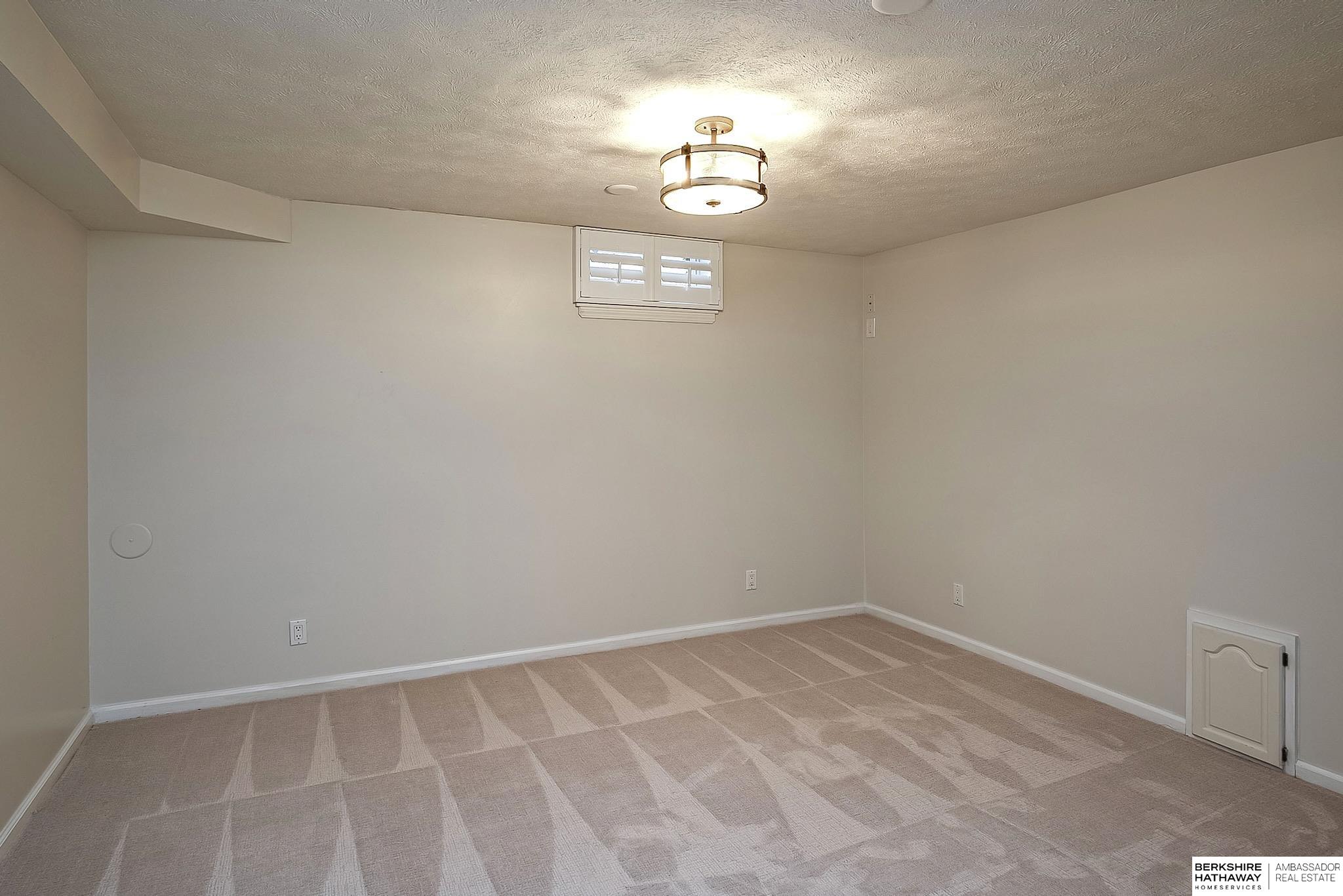 Omaha, Nebraska 68154, United States, 4 Bedrooms Bedrooms, ,5 BathroomsBathrooms,Residential,Pending,11723