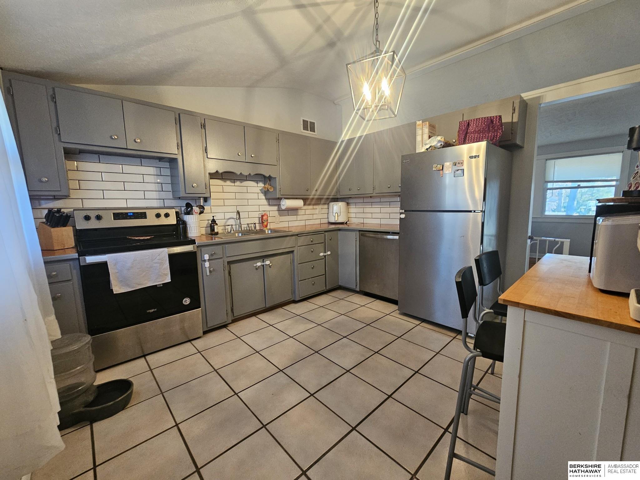 Lincoln, Nebraska 68502, United States, 3 Bedrooms Bedrooms, ,1 BathroomBathrooms,Residential,Pending,17035