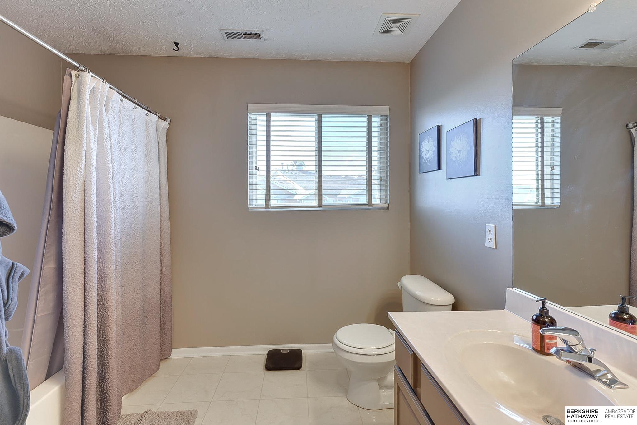 Omaha, Nebraska 68116, United States, 5 Bedrooms Bedrooms, ,4 BathroomsBathrooms,Residential,Pending,112378