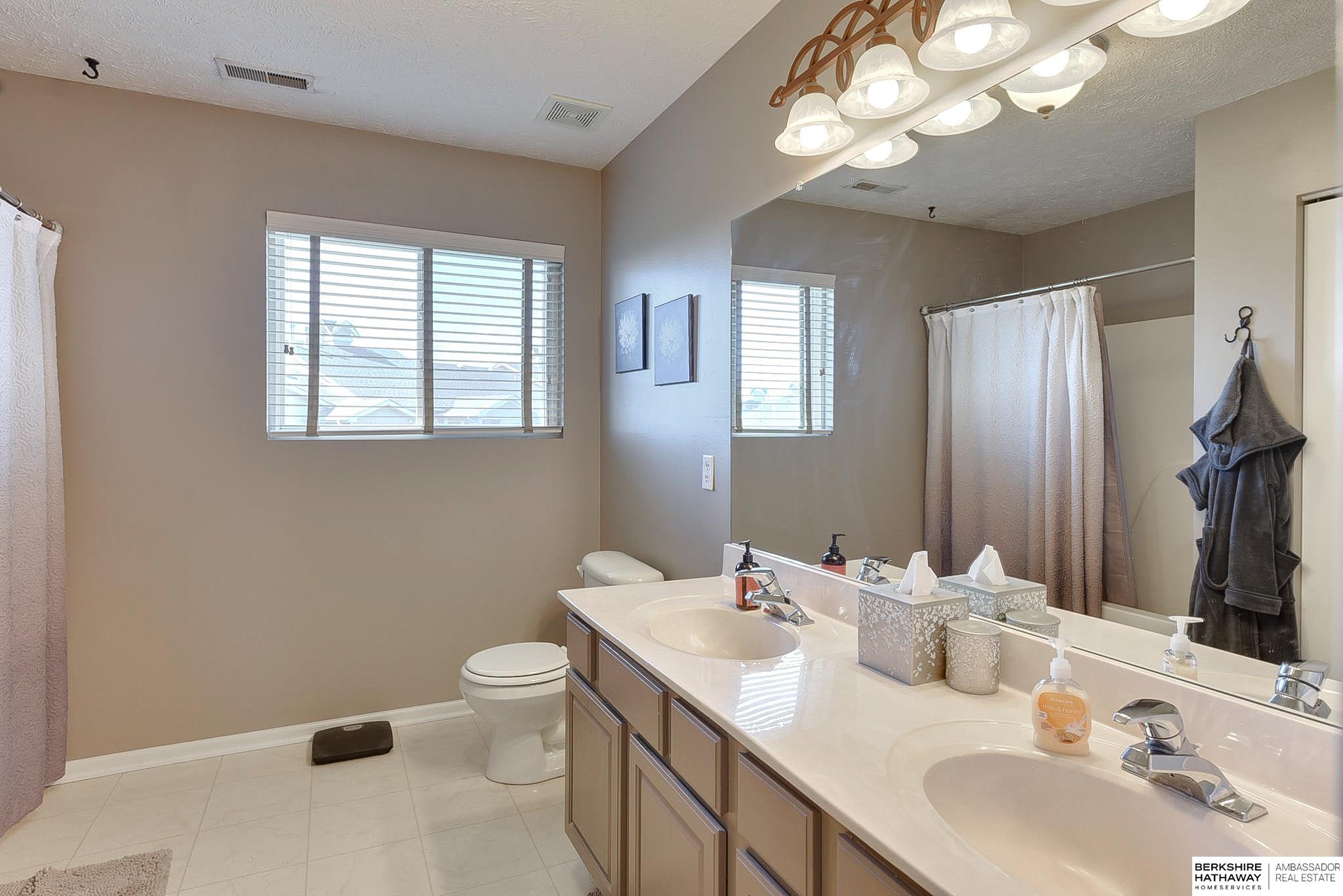 Omaha, Nebraska 68116, United States, 5 Bedrooms Bedrooms, ,4 BathroomsBathrooms,Residential,Pending,112378