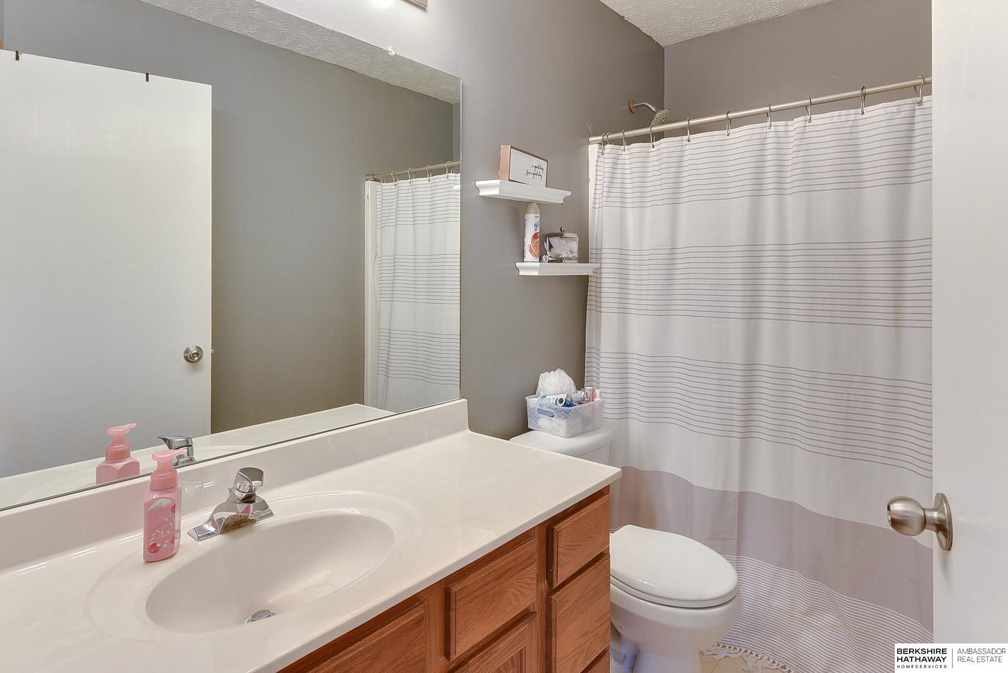 Omaha, Nebraska 68116, United States, 5 Bedrooms Bedrooms, ,4 BathroomsBathrooms,Residential,Pending,112378