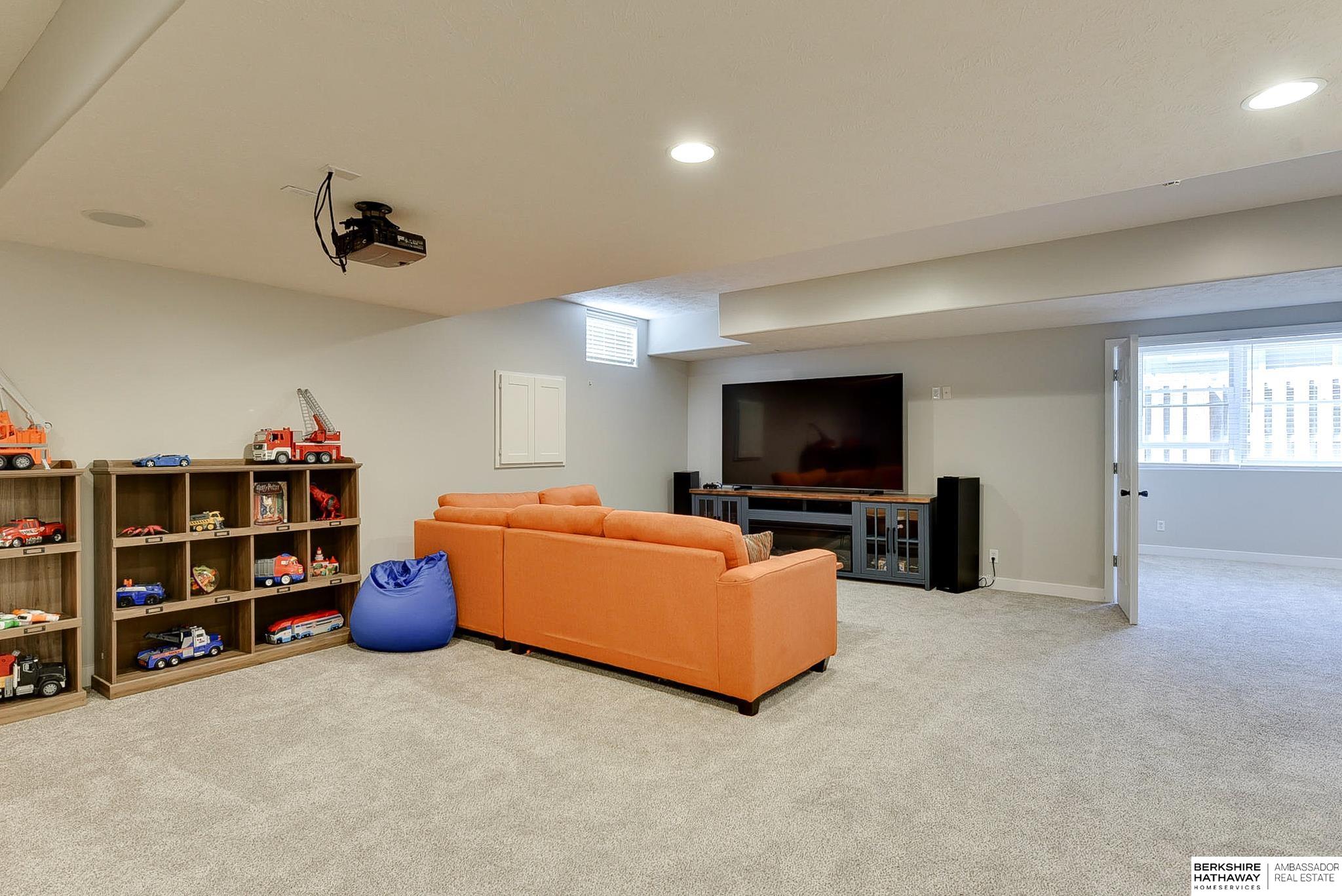 Elkhorn, Nebraska 68022, United States, 4 Bedrooms Bedrooms, ,4 BathroomsBathrooms,Residential,Pending,112131