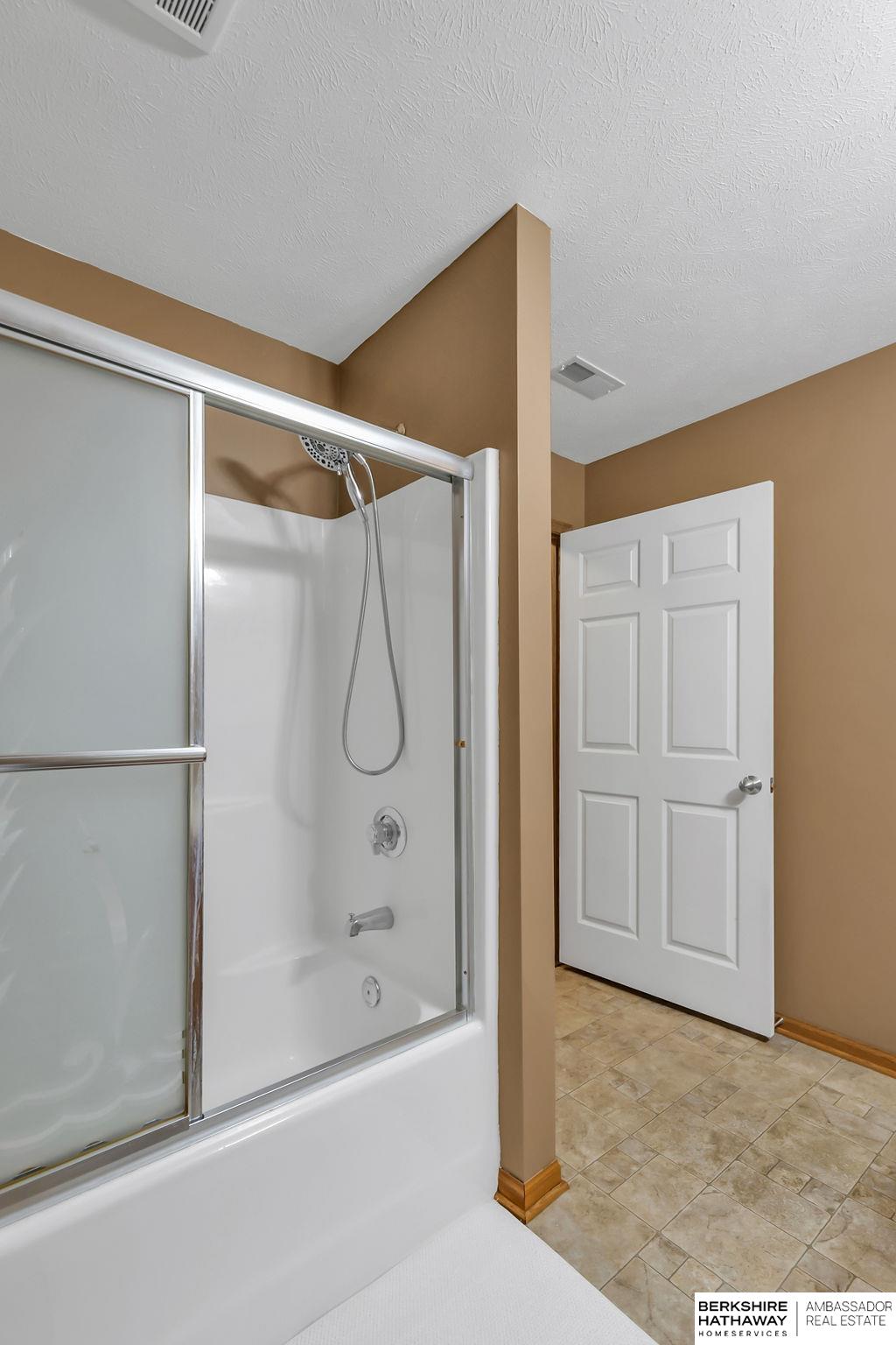 Bennington, Nebraska 68007, United States, 3 Bedrooms Bedrooms, ,2 BathroomsBathrooms,Residential,Pending,82562