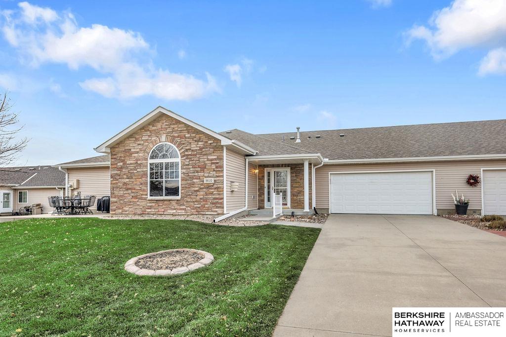 Bennington, Nebraska 68007, United States, 3 Bedrooms Bedrooms, ,2 BathroomsBathrooms,Residential,Pending,82562