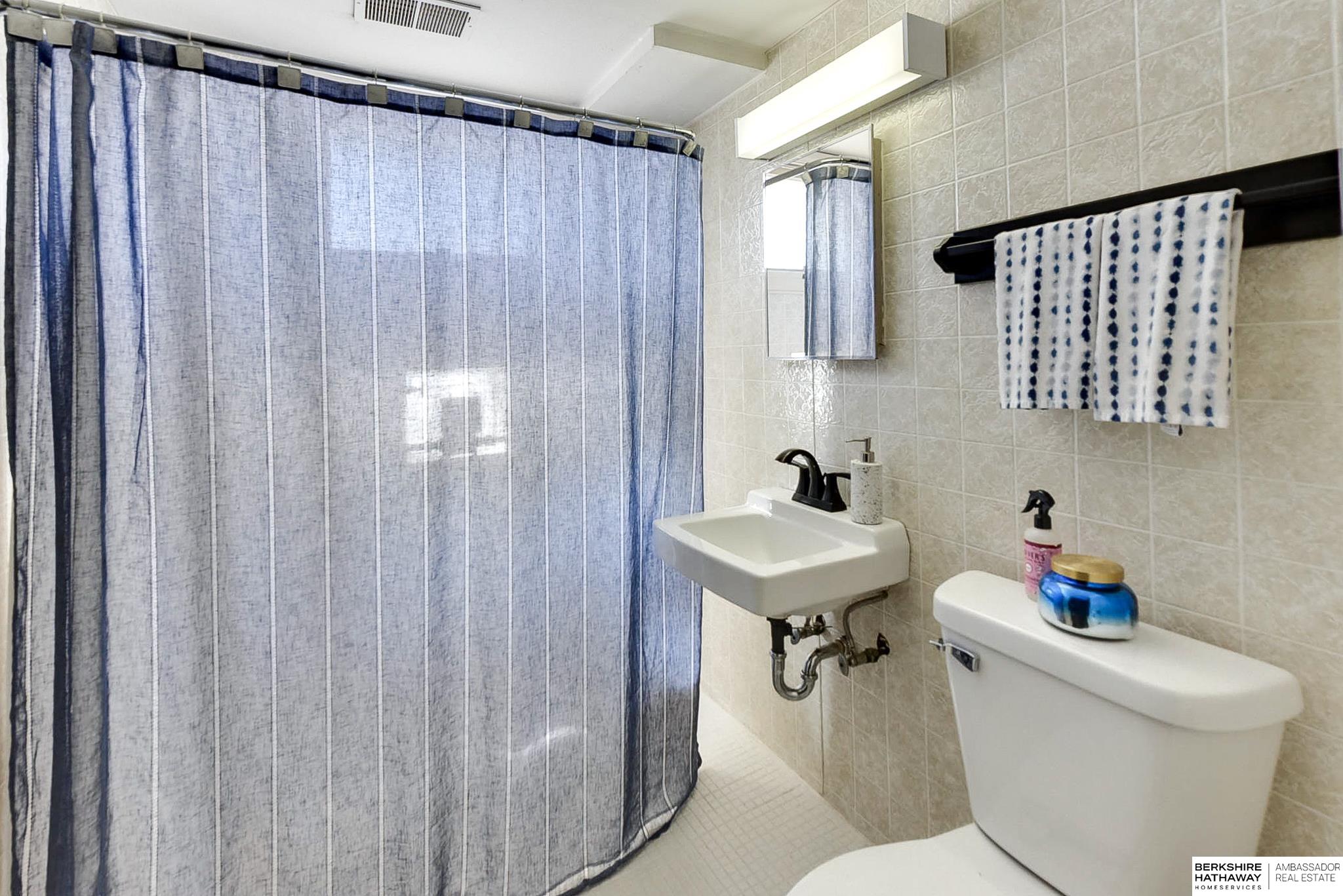 Omaha, Nebraska 68124, United States, 3 Bedrooms Bedrooms, ,2 BathroomsBathrooms,Residential,Pending,120041